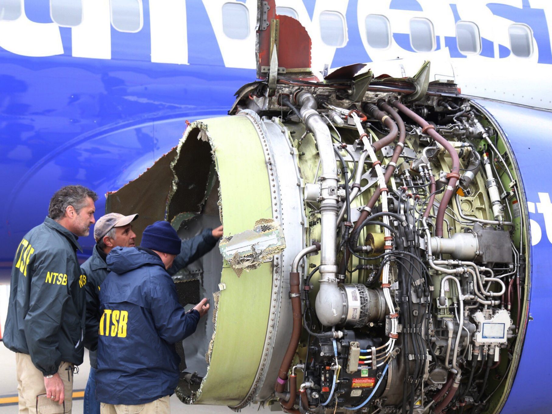 Das Triebwerk wird untersucht. Das Triebwerk wird untersucht.