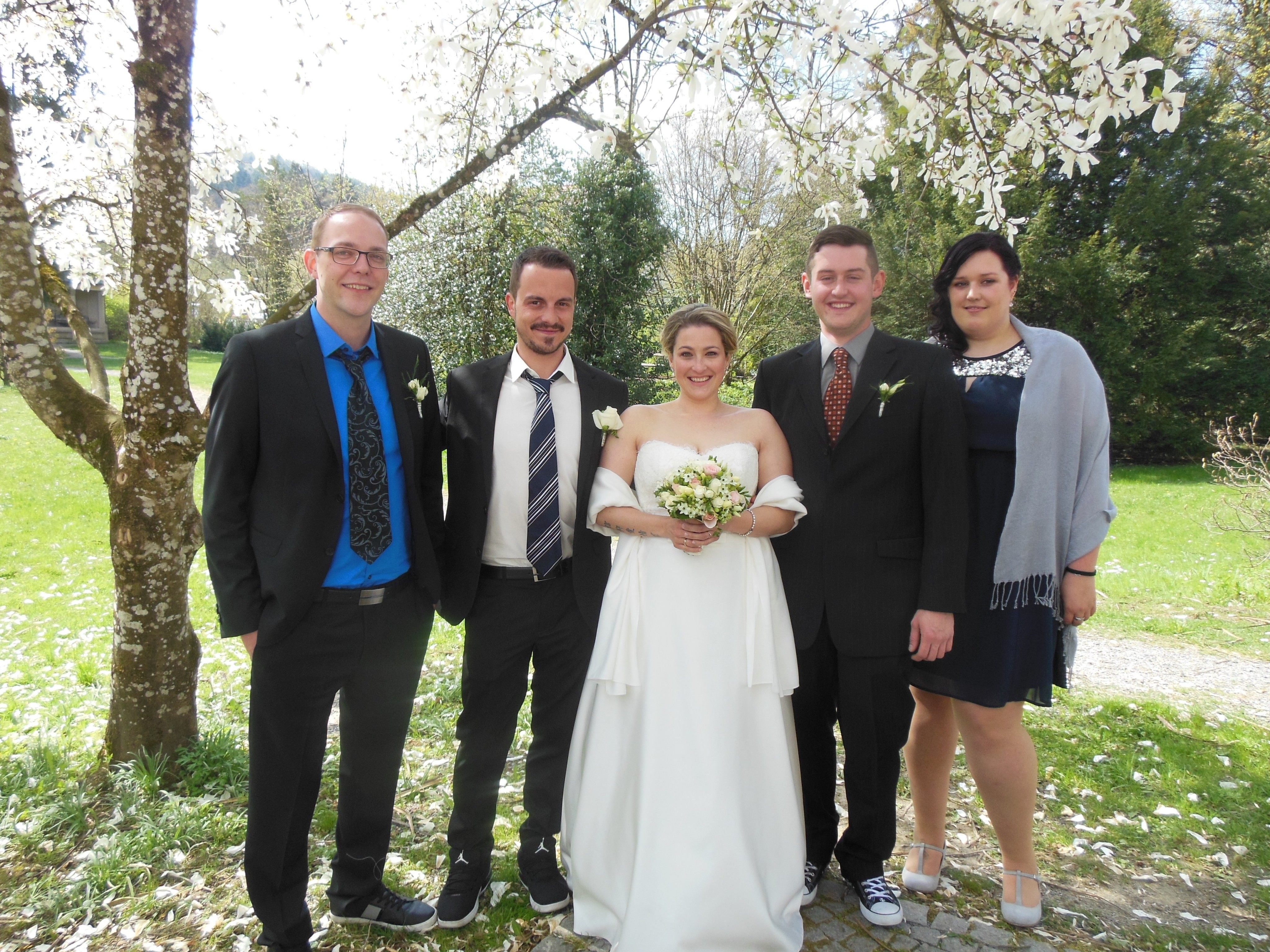 Das glückliche Paar mit den Trauzeugen. Das glückliche Paar mit den Trauzeugen.