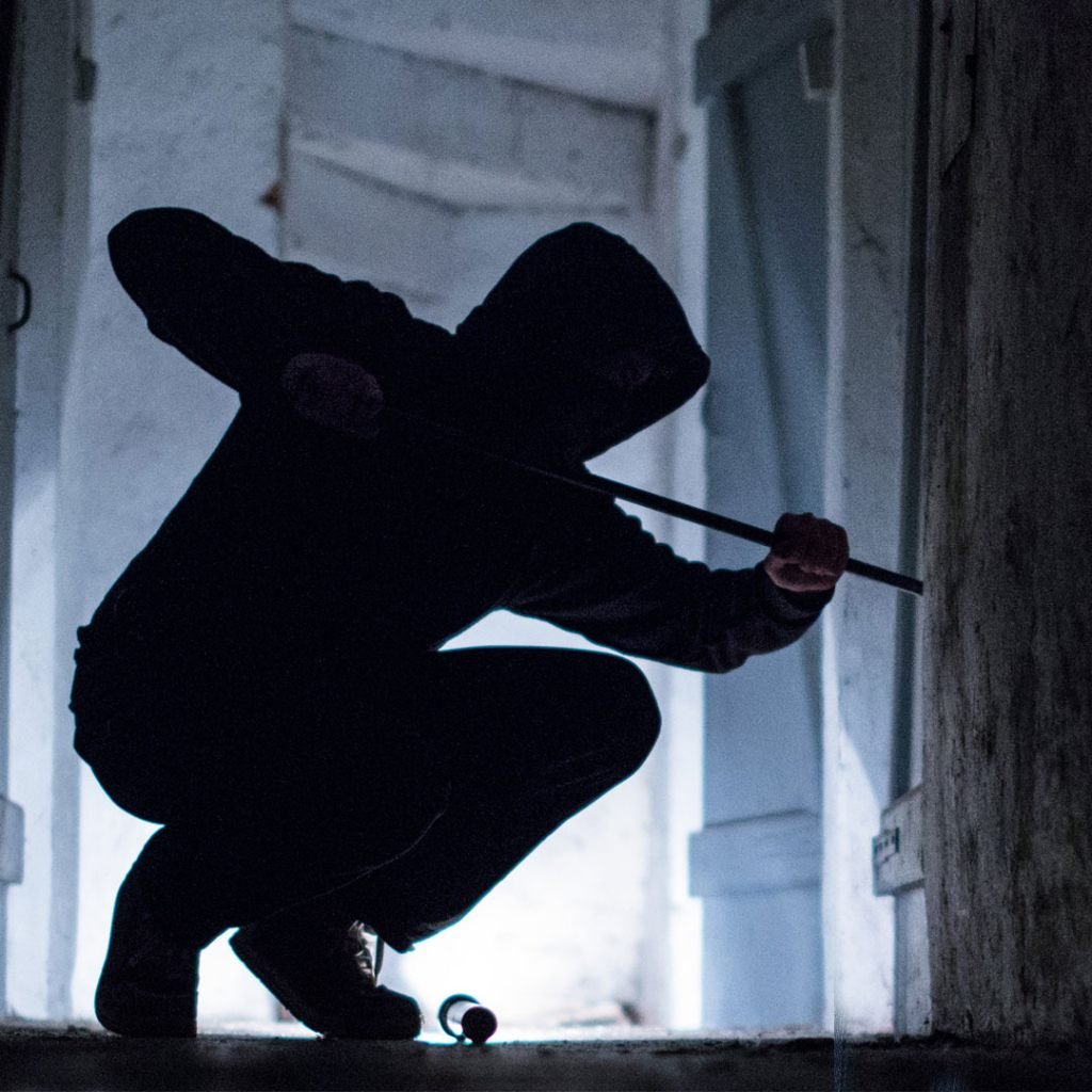 Связанный человек. Похищенная ночь принц крови. Похищение ночи. Похищение ночи. Принц крови.