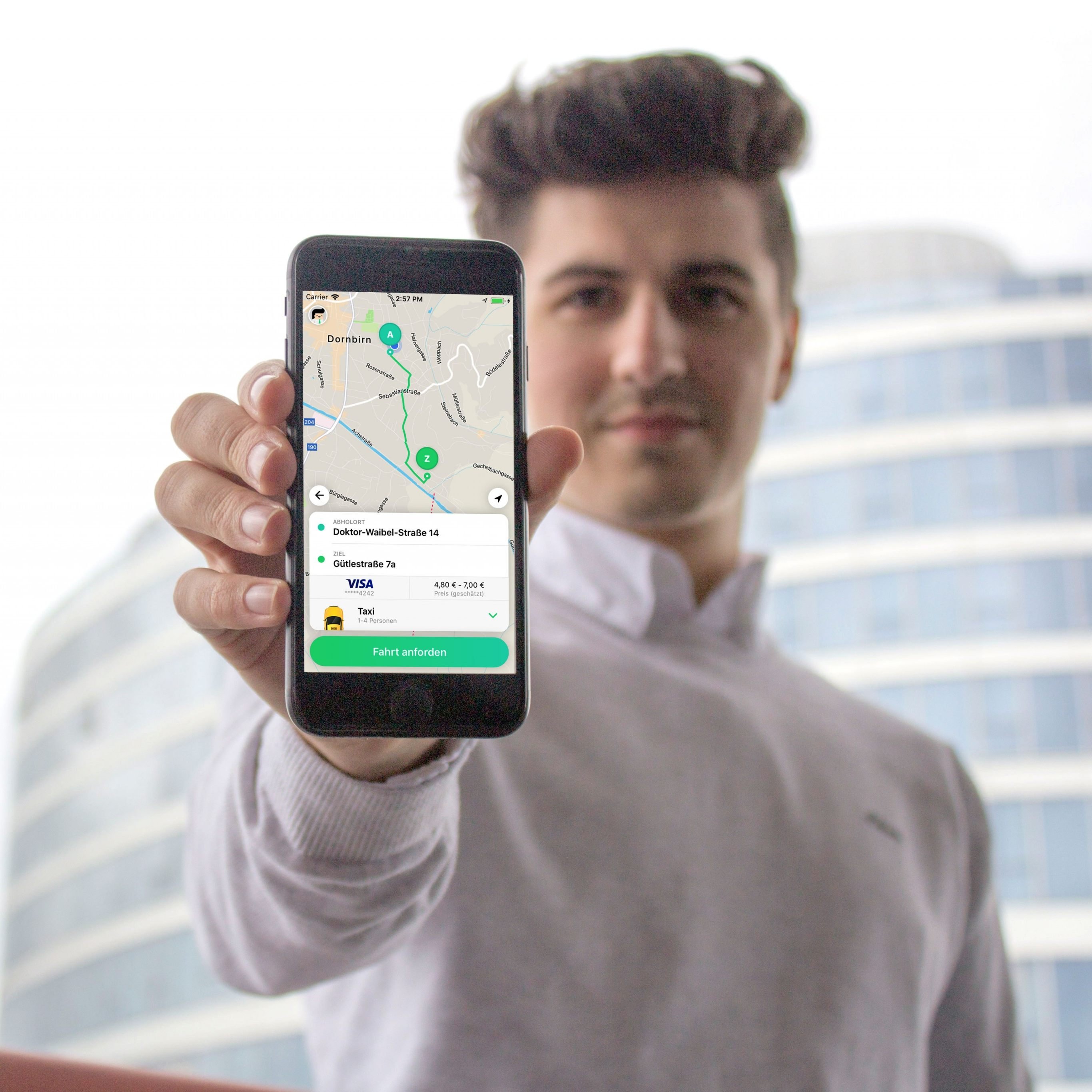 Holmi-Gründer Jürgen Gunz präsentiert seine App.