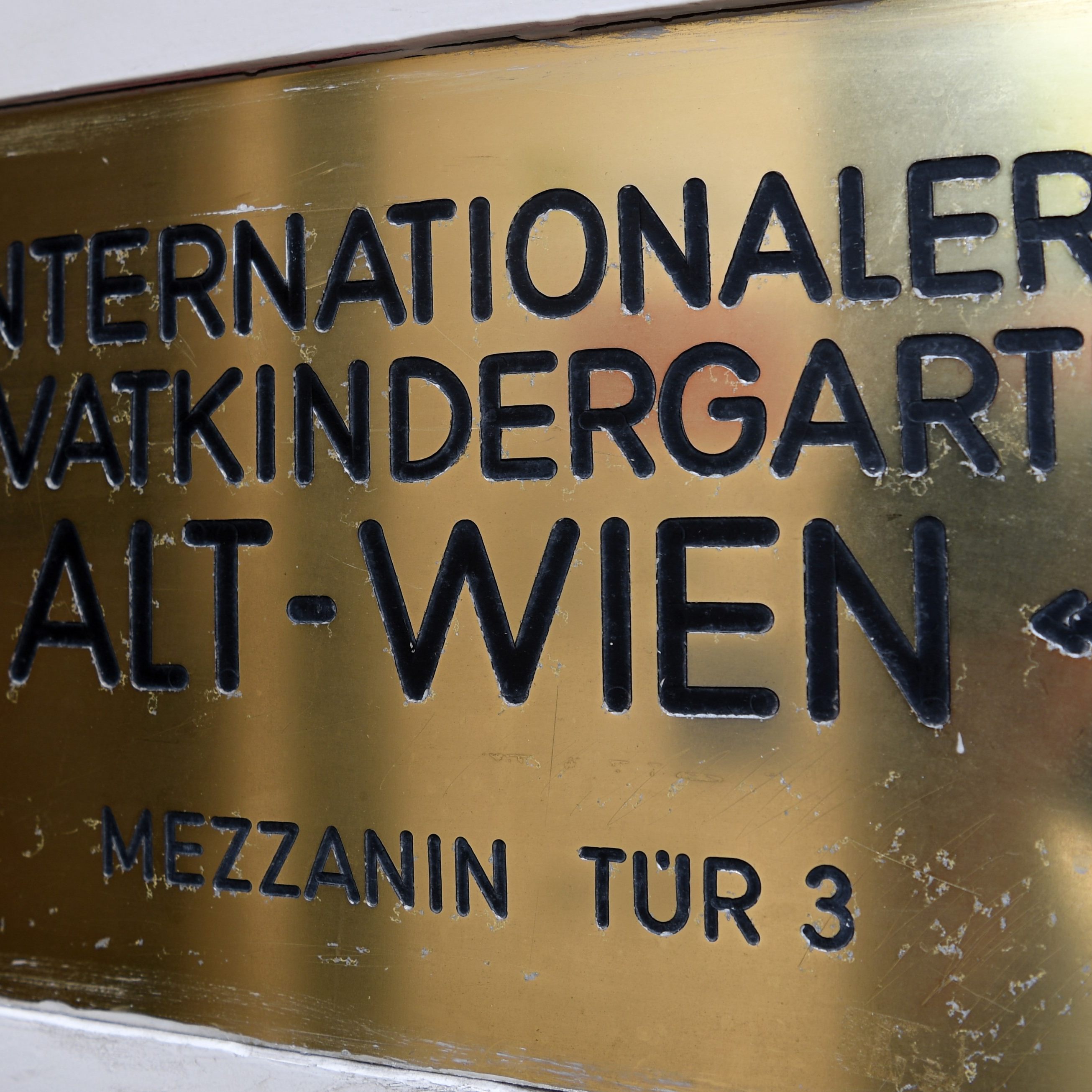 Der 59-Jährige soll u.a. mit Kindergartenvereinen rund 10 Millionen Euro veruntreut haben.