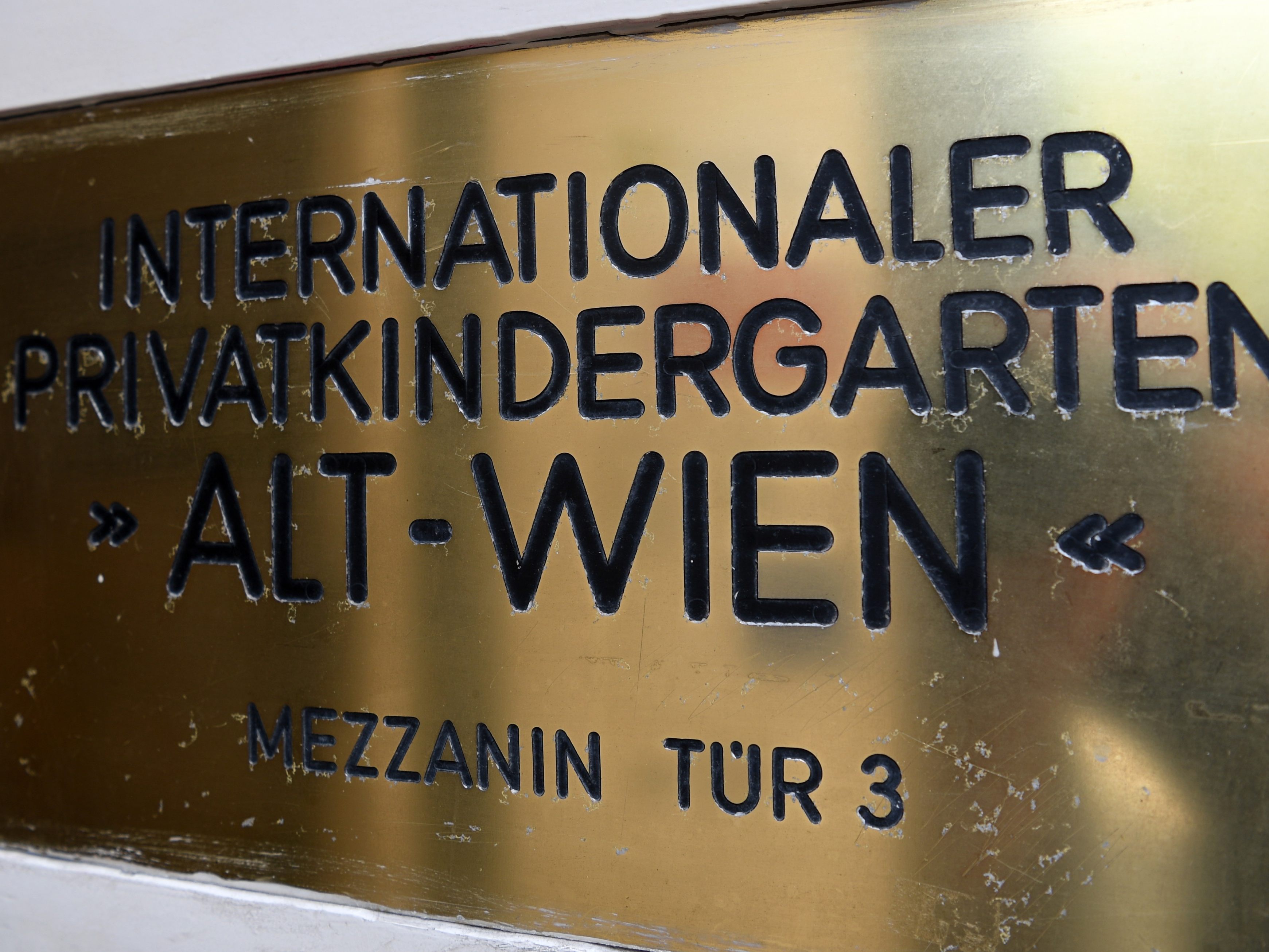 Der 59-Jährige soll u.a. mit Kindergartenvereinen rund 10 Millionen Euro veruntreut haben.