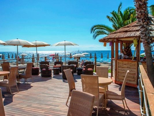 Am Strand beim Hotel