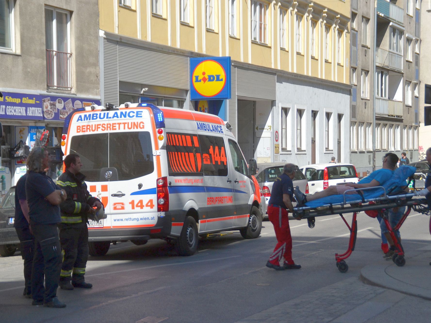 Der Mann wurde mit Verletzungen in ein Krankenhaus gebracht.