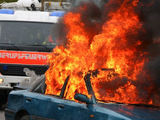 Ein Auto fing am Donnerstag am Josefstädter Gürtel Feuer. (Symbolbild) Ein Auto fing am Donnerstag am Josefstädter Gürtel Feuer. (Symbolbild)