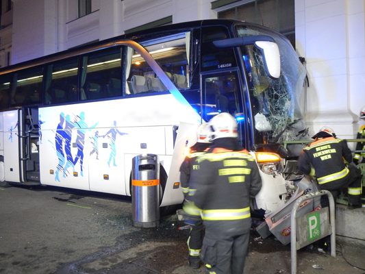 Der Bus machte sich selbstständig und verletzte eine Passantin. Der Bus machte sich selbstständig und verletzte eine Passantin.