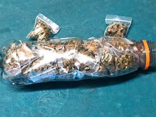 44 Baggies Cannabiskraut befanden sich in der Plastikflasche. 44 Baggies Cannabiskraut befanden sich in der Plastikflasche.