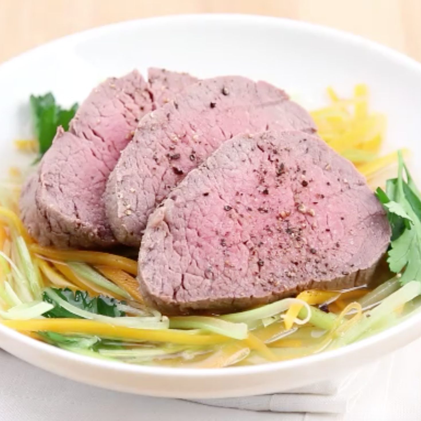 So gelingt pochiertes Rinderfilet.