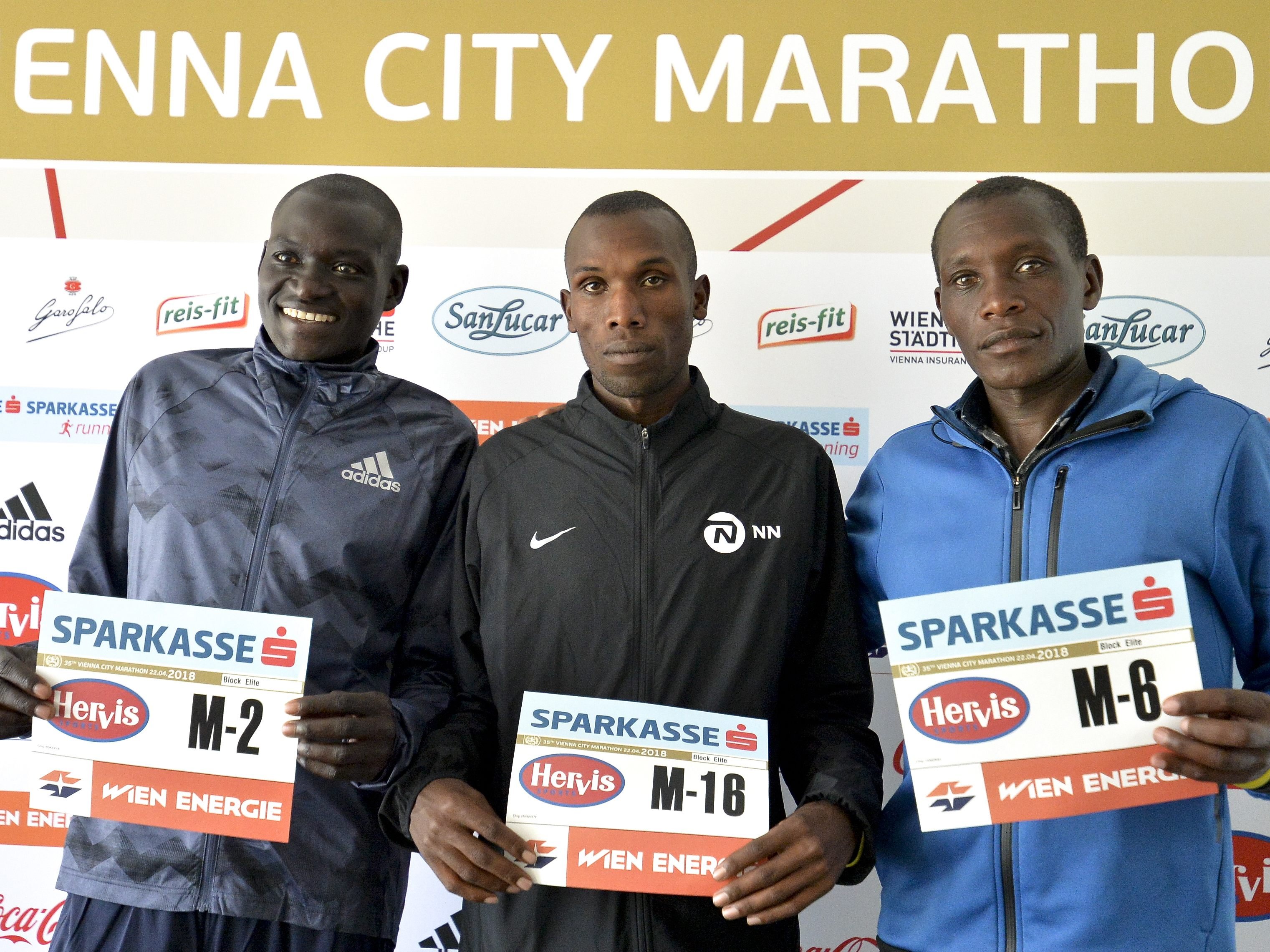 Dennis Kimetto (l) mit seinen Landsleuten Bushendich und Rotich.