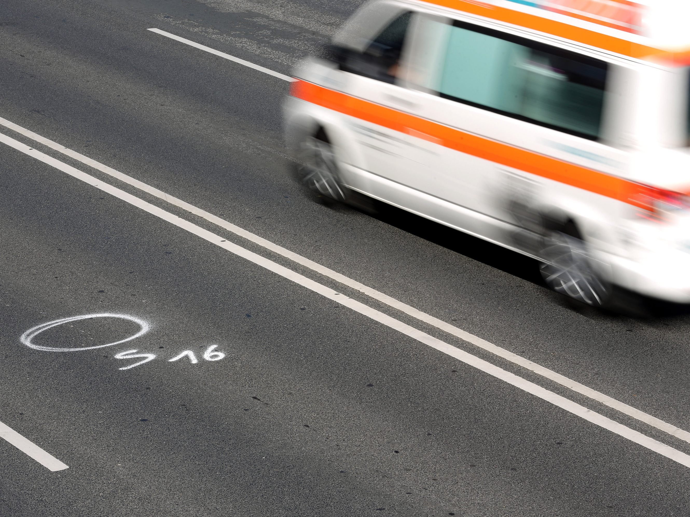 Für eine Frau kam bei dem tödlichen Unfall jede Hilfe zu spät. Für eine Frau kam bei dem tödlichen Unfall jede Hilfe zu spät.