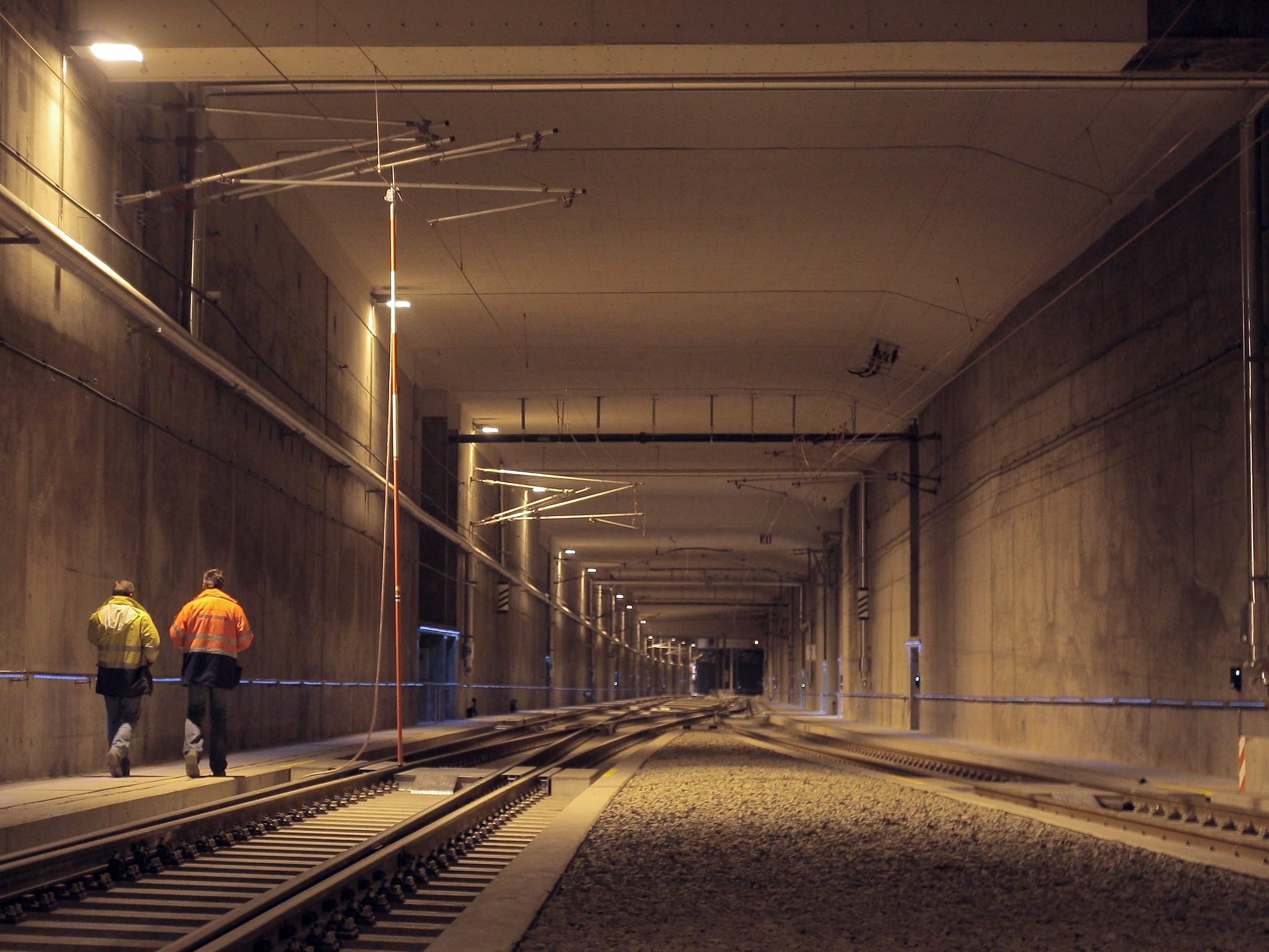 Bei der Erbauung des Lainzer Tunnels in Wien wurde ein Arbeiter überrollt.