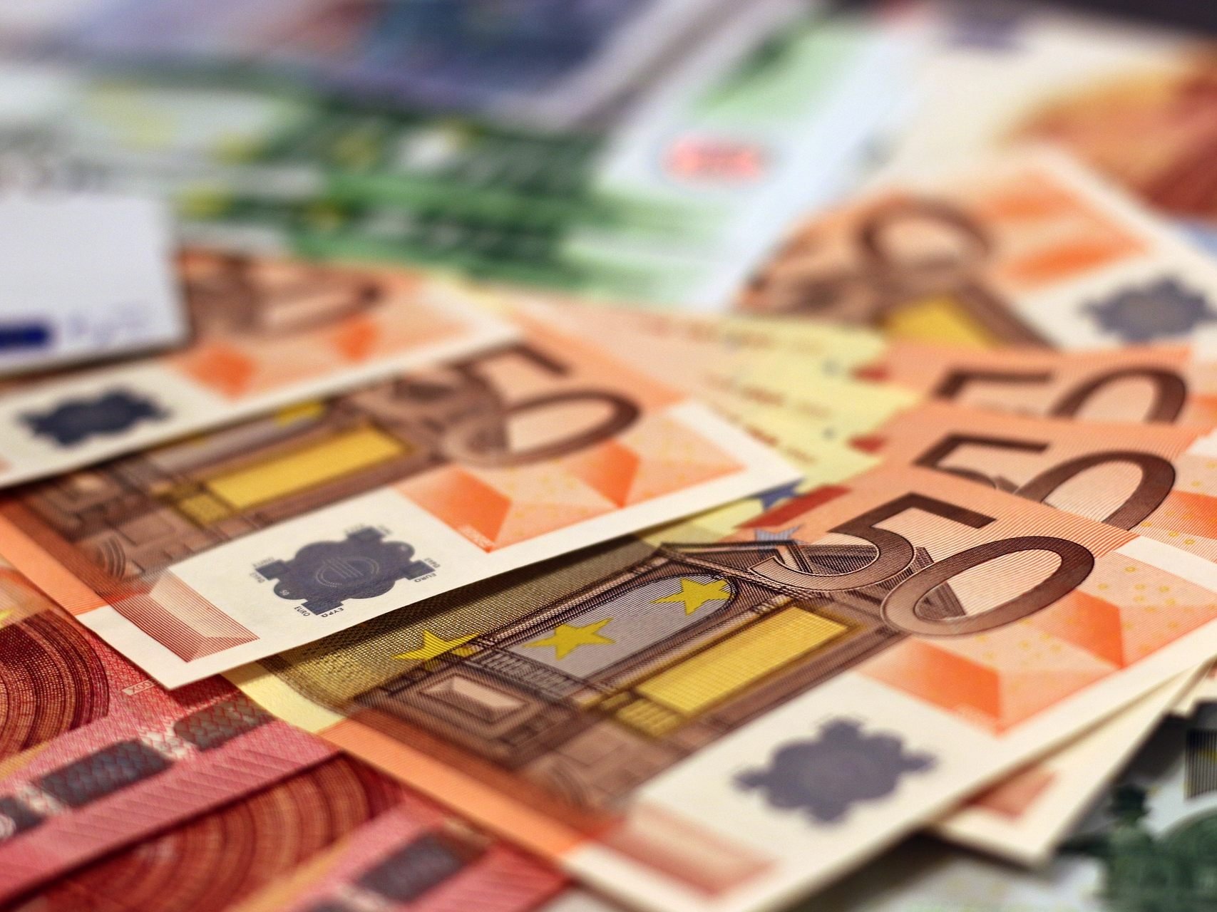 Der unbekannte Bankräuber konnte mit dem gestohlenen Bargeld flüchten. Der unbekannte Bankräuber konnte mit dem gestohlenen Bargeld flüchten.