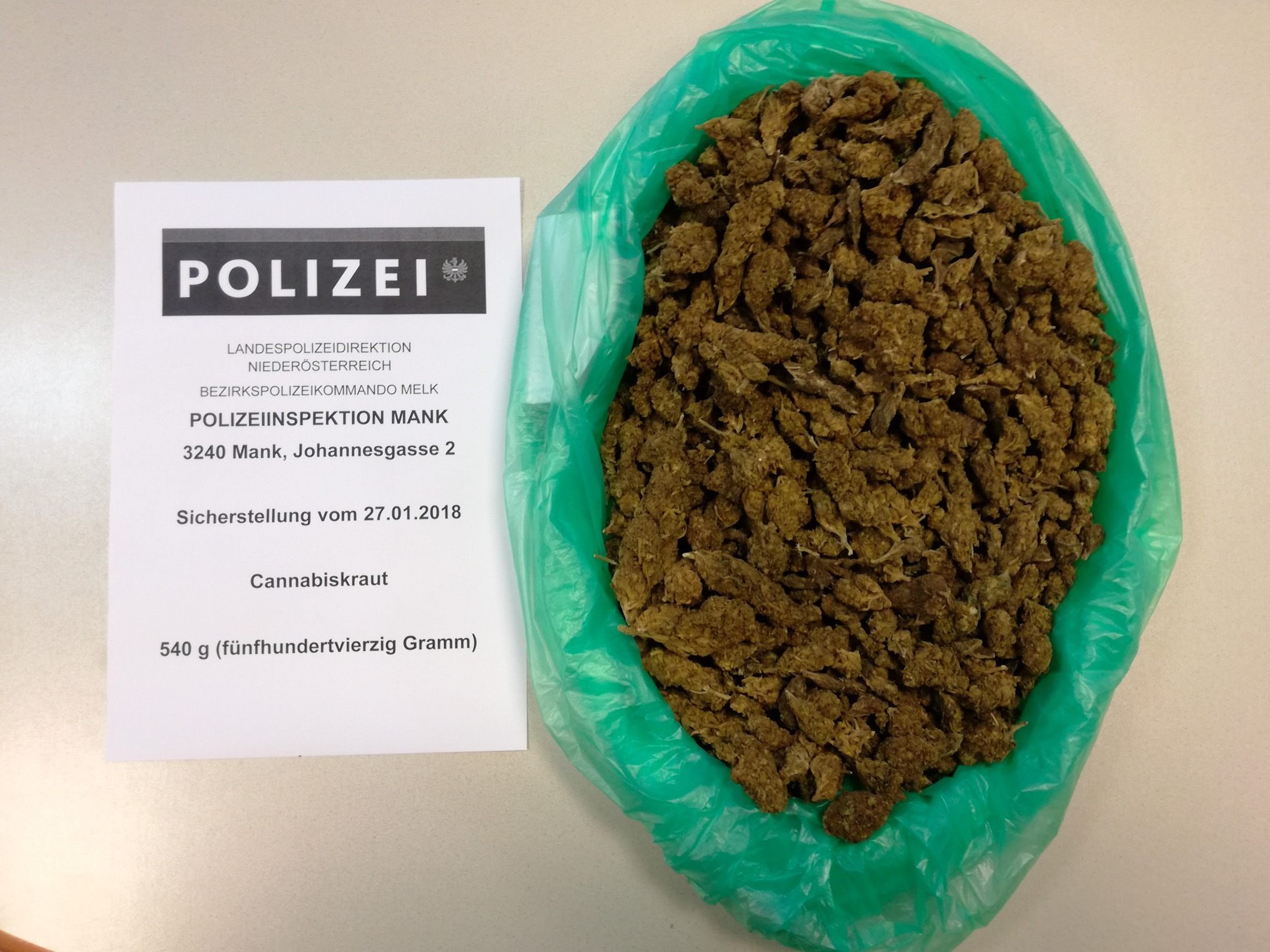 Nur ein kleiner Teil der beschlagnahmten Drogen. Insgesamt konnte die Polizei 65 Kilo Canabis konfiszieren.