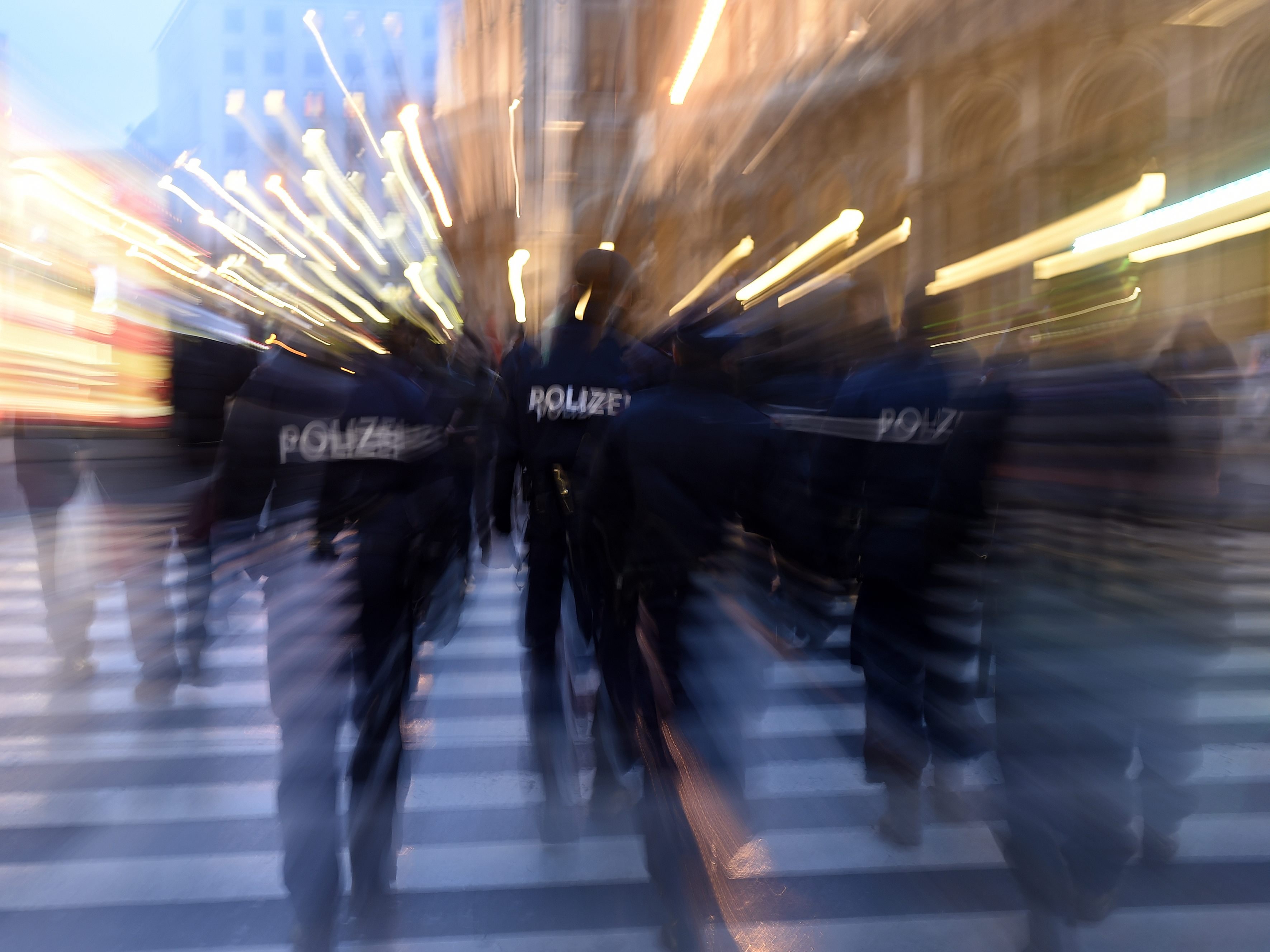 Die Polizisten lösten die Schlägerei auf.