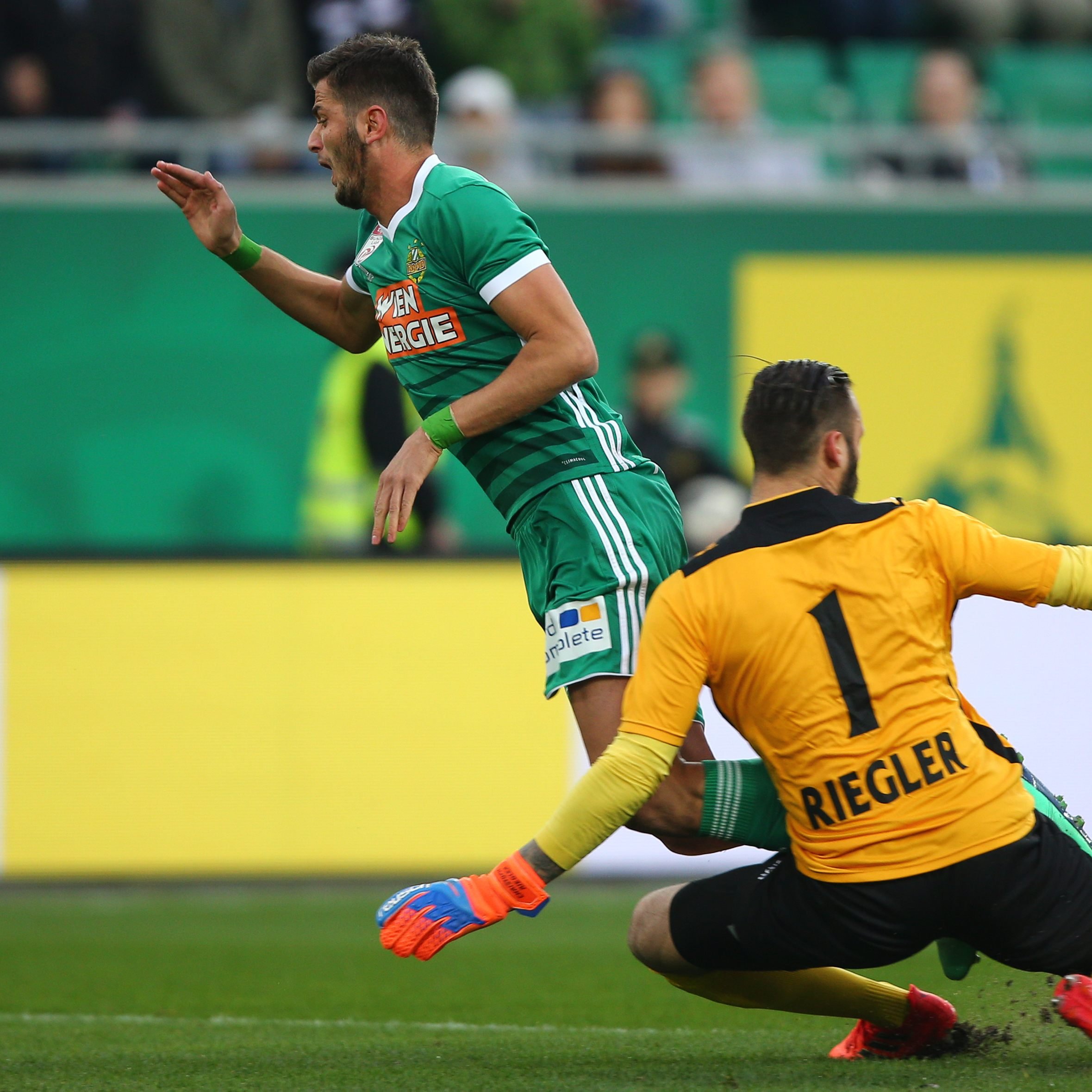 Bitter für St. Pölten, süß für Rapid: Zwei Elfer verhelfen den Wienern zum Sieg.