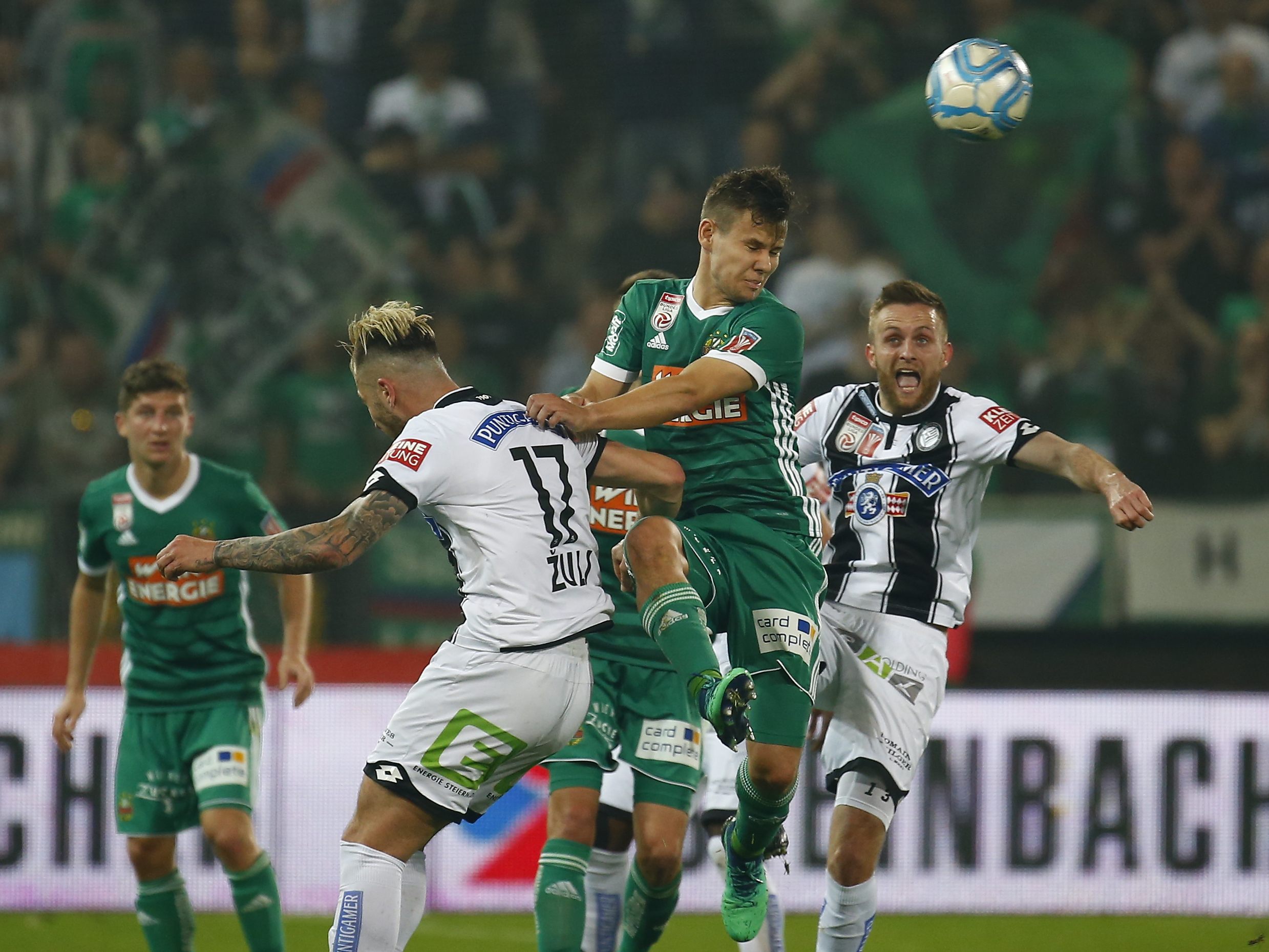 Rapid Wien konnte sich nicht gegen Sturm Graz durchsetzen. Rapid Wien konnte sich nicht gegen Sturm Graz durchsetzen.