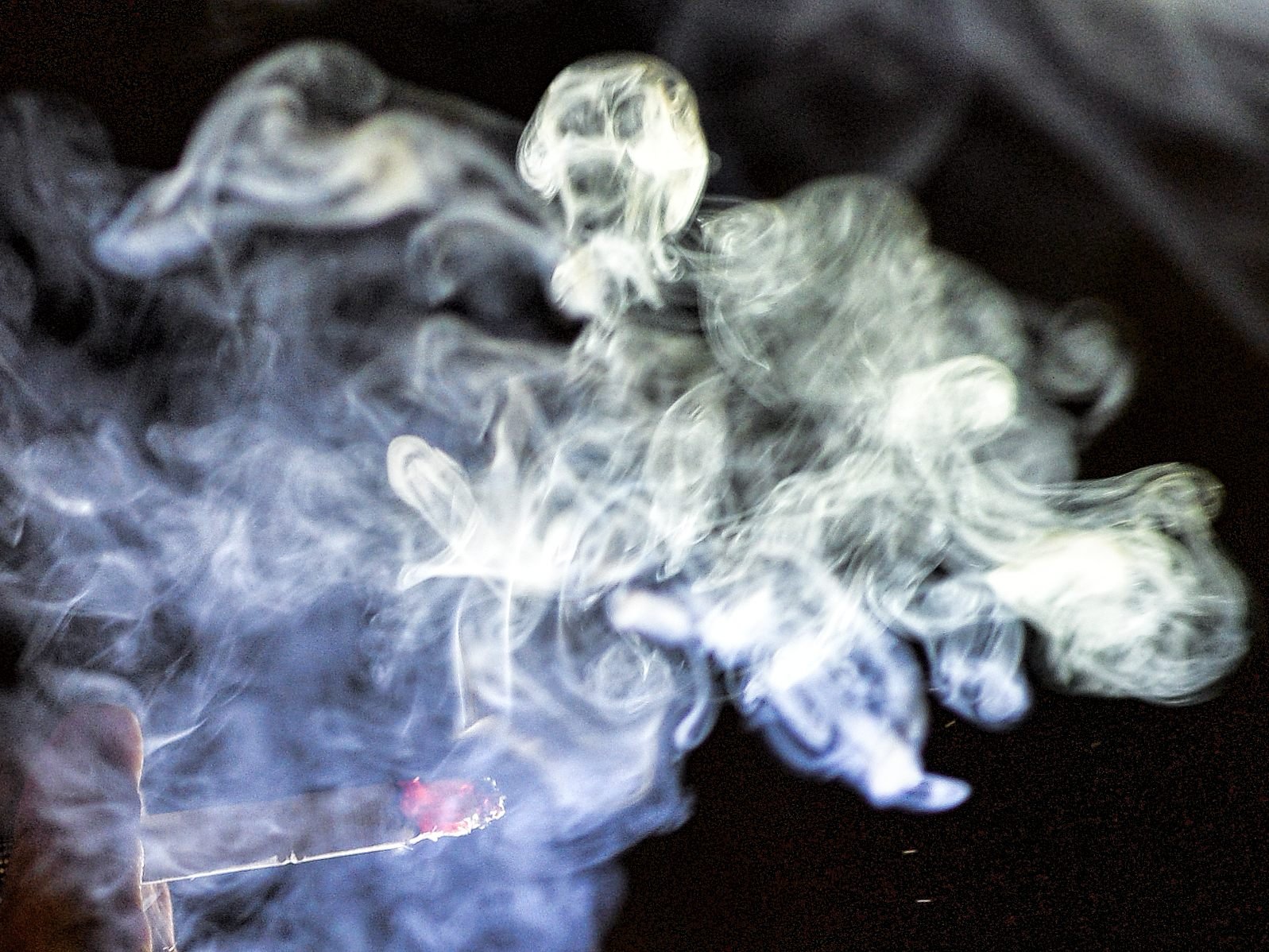 Das Rauchverbot in Autos mit Kindern könnte sich bald auch in Deutschland durchsetzen.