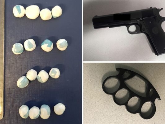 Die Polizei stellte Waffen und Drogen sicher. Die Polizei stellte Waffen und Drogen sicher.