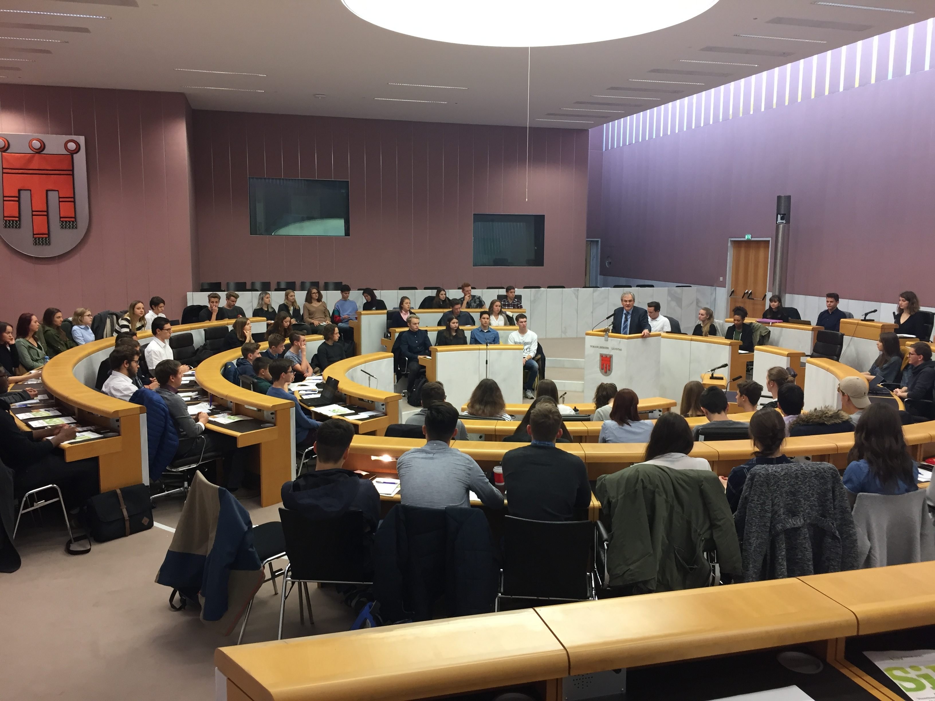 Vorarlberger Schülerinnen und Schüler halten Sitzung im Landhaus.