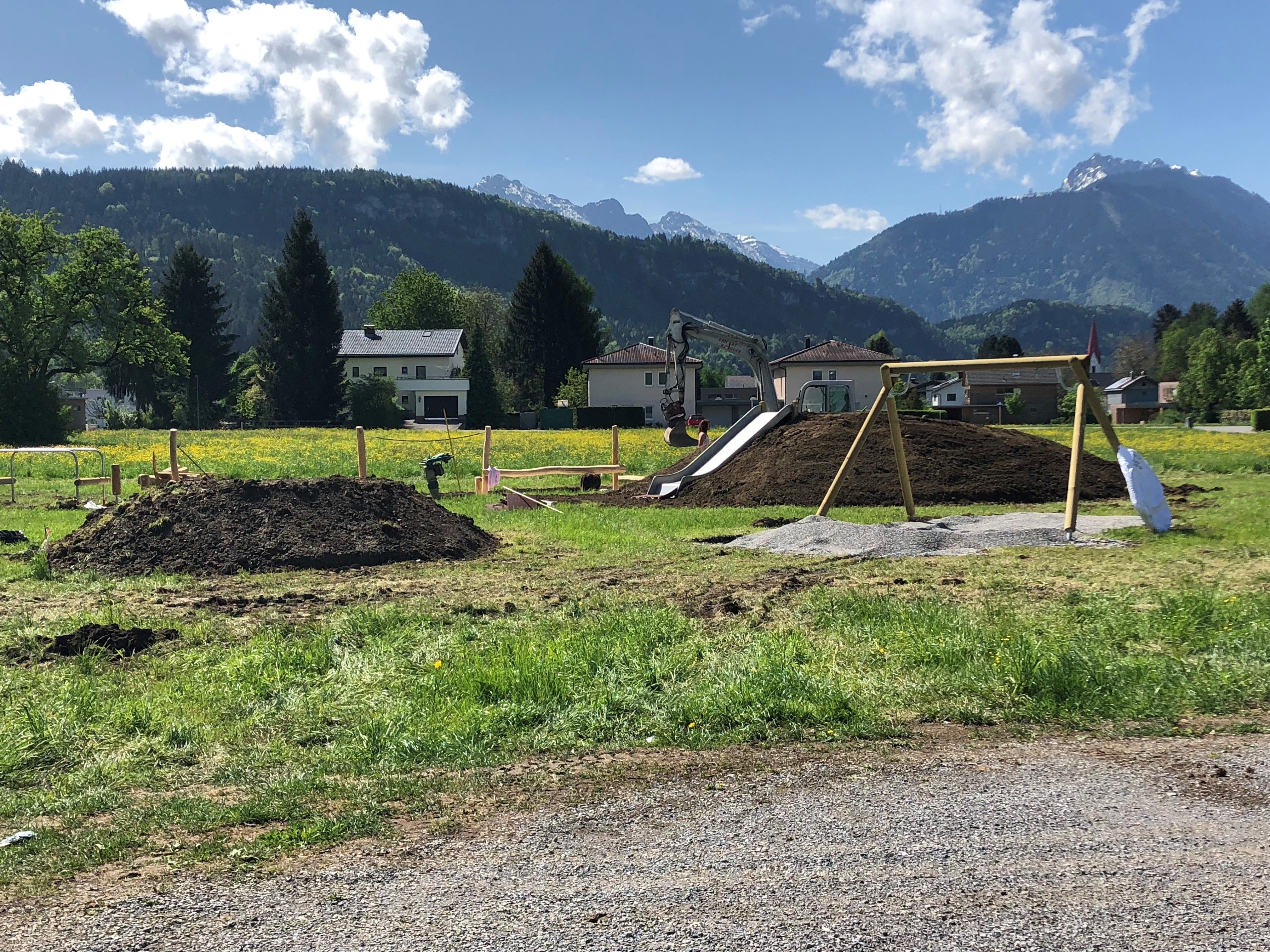Die Schaukel und die Rutsche stehen schon. In Kürze kommen eine Kletterpyramide, eine Balancierstrecke und andere Spielgeräte hinzu.