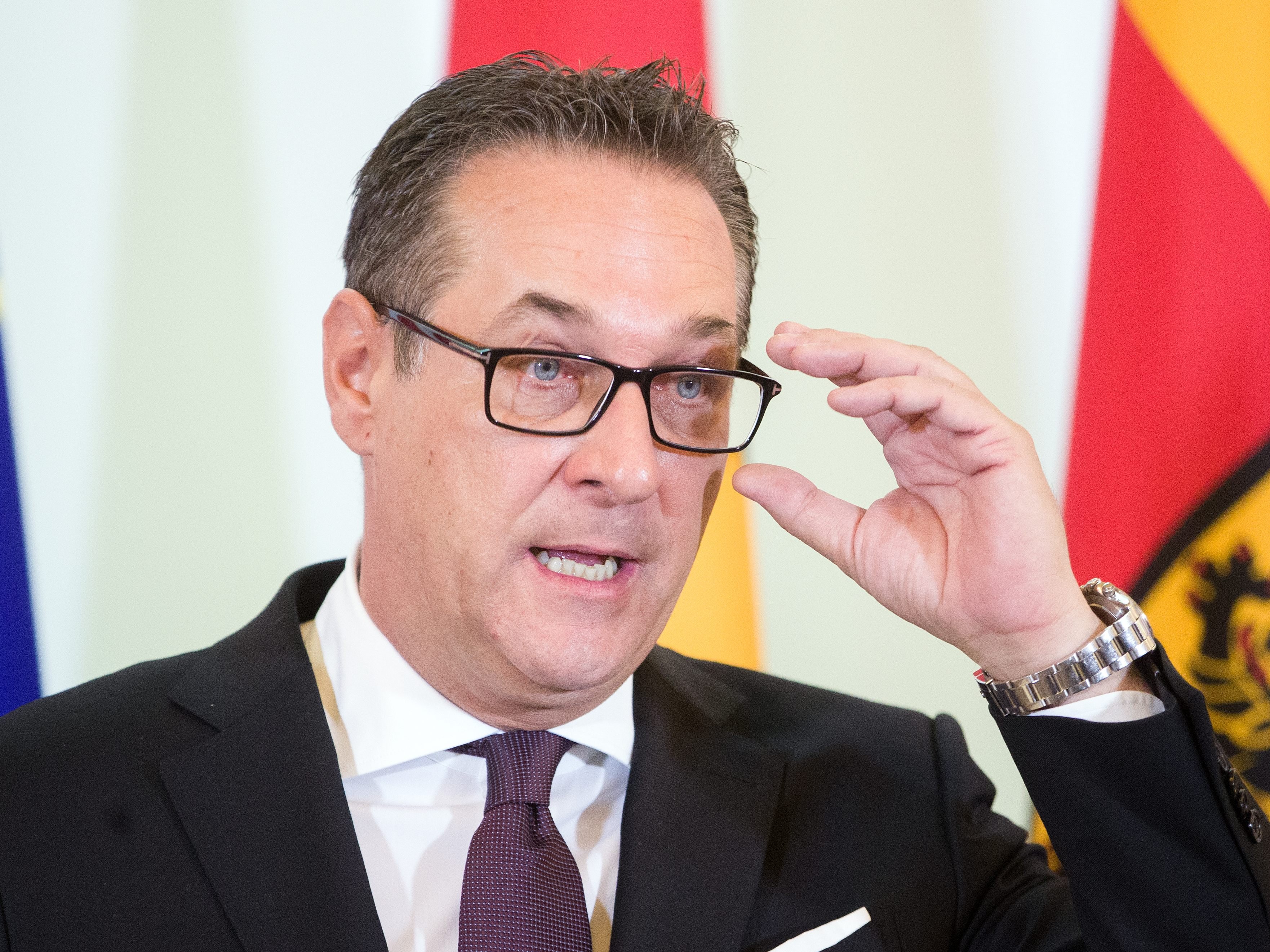 Strache hat die Aussagen Mölzers zurückgewiesen. Strache hat die Aussagen Mölzers zurückgewiesen.
