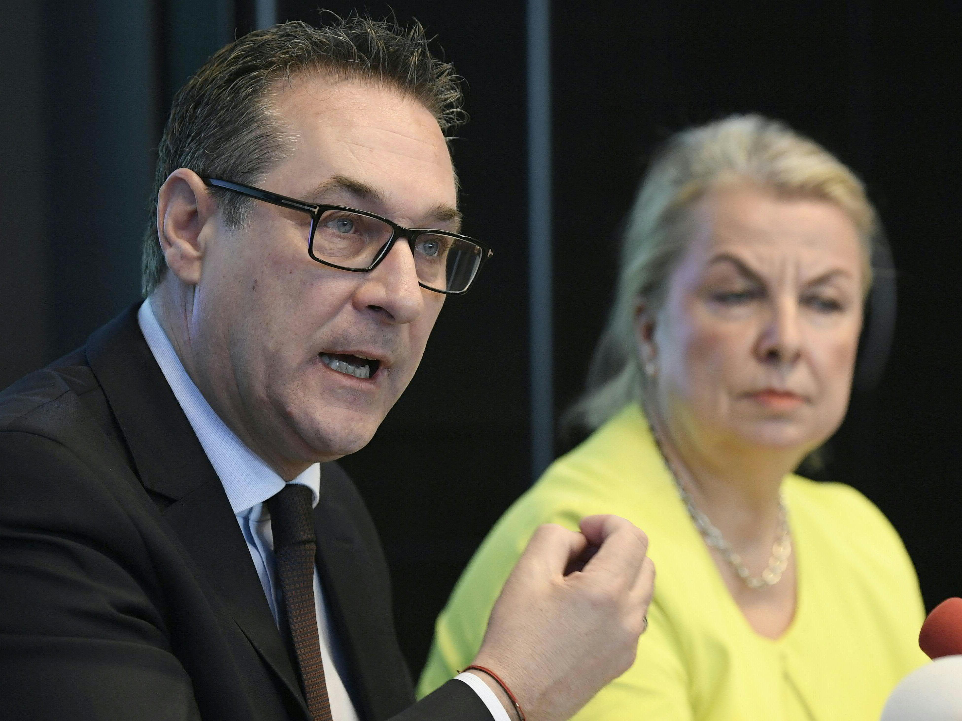 Vizekanzler Strache versucht die Aussagen von Gesundheitsministerin Hartinger-Klein zur AUVA zu relativieren. Vizekanzler Strache versucht die Aussagen von Gesundheitsministerin Hartinger-Klein zur AUVA zu relativieren.