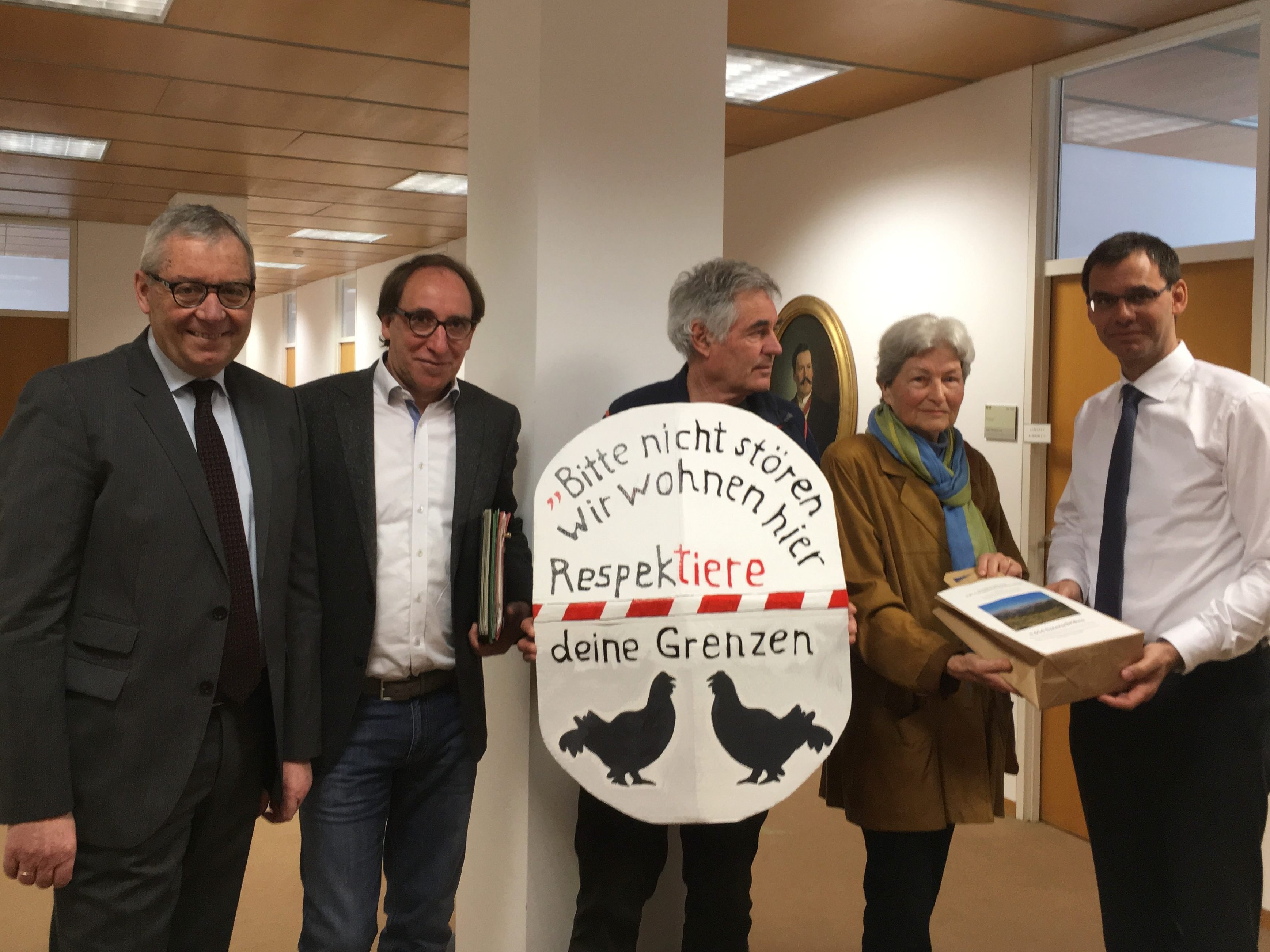 Die Überschriften wurden den Landesräten Rauch und Rüdisser und Landeshauptmann Wallner übergeben.