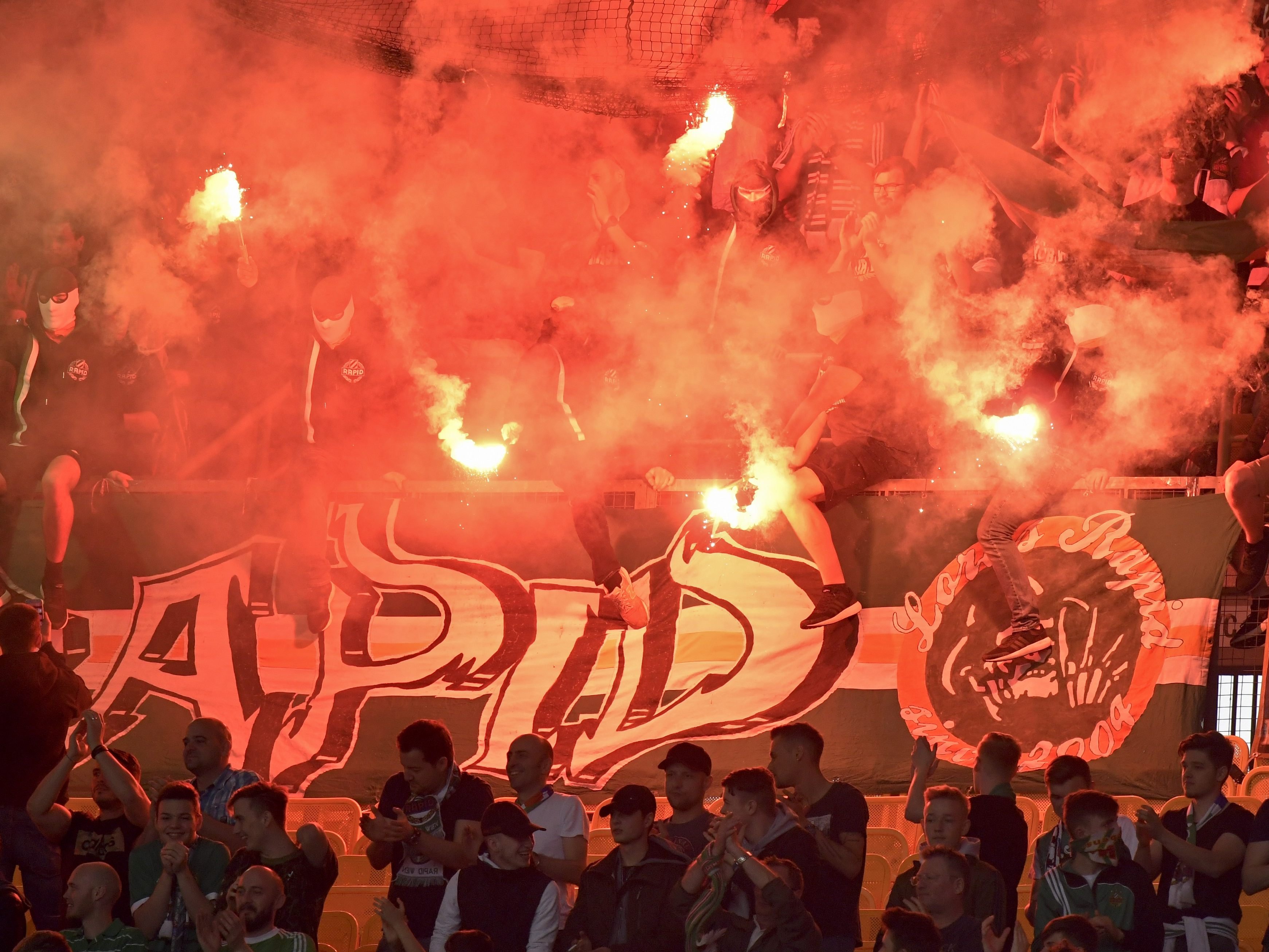 In den Fansektoren von Austria und Rapid Wien ging es hoch her.