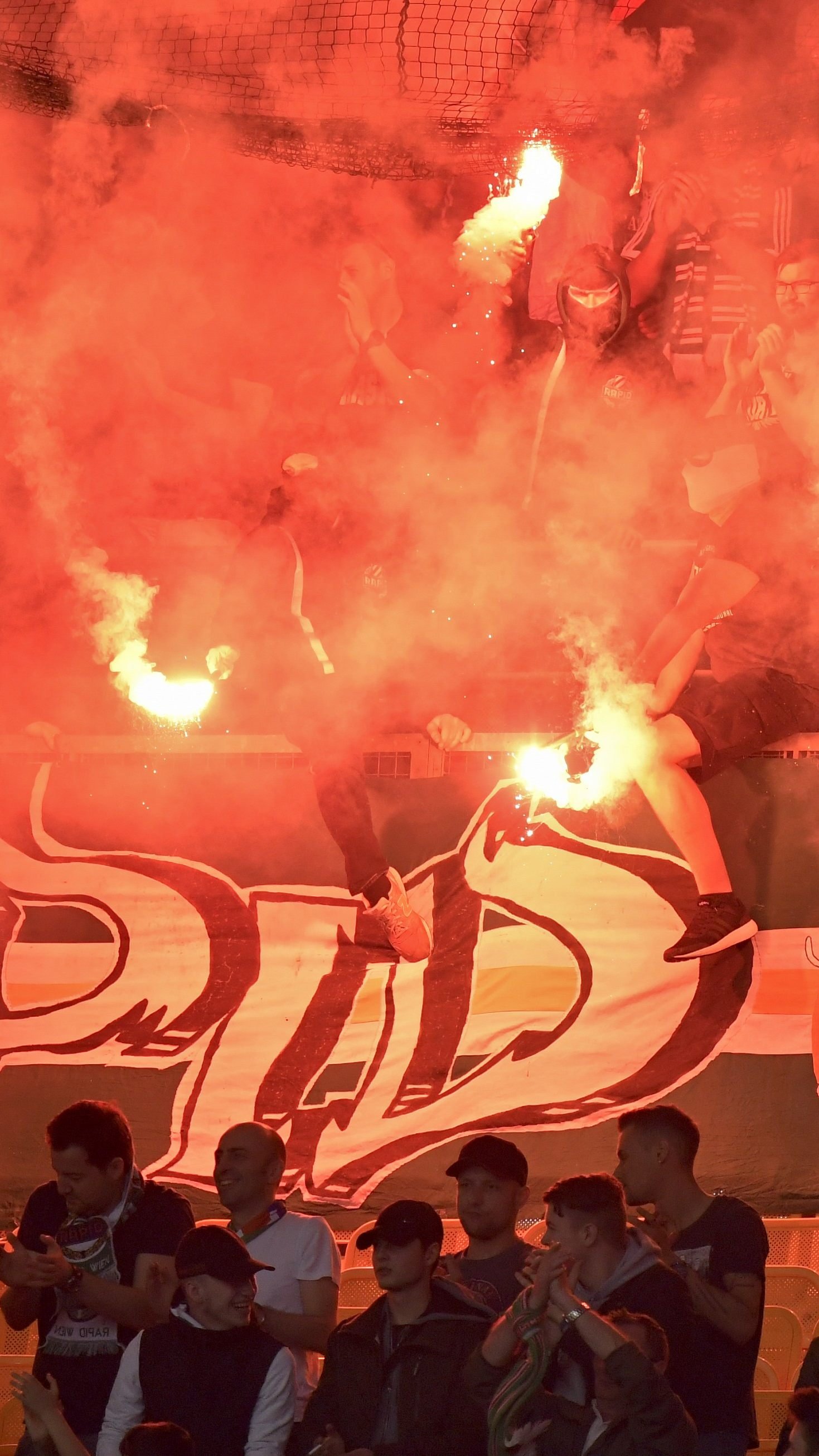 In den Fansektoren von Austria und Rapid Wien ging es hoch her.