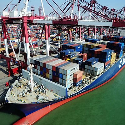 Containerschiff im Hafen von Qingdao: US-Zölle könnten Handel treffen