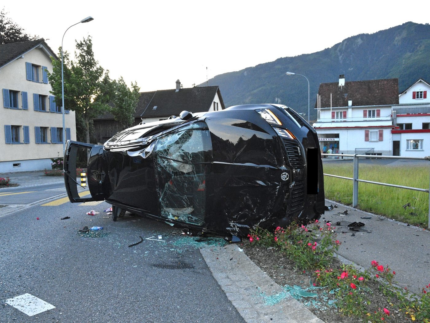 Der Mann verunfallte schließlich in einem Kreisverkehr.