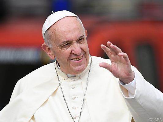 Franziskus spendet signierten Sportwagen Franziskus spendet signierten Sportwagen