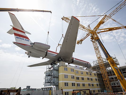Das neu lackierte Flugzeug wird als Event-Location dienen Das neu lackierte Flugzeug wird als Event-Location dienen