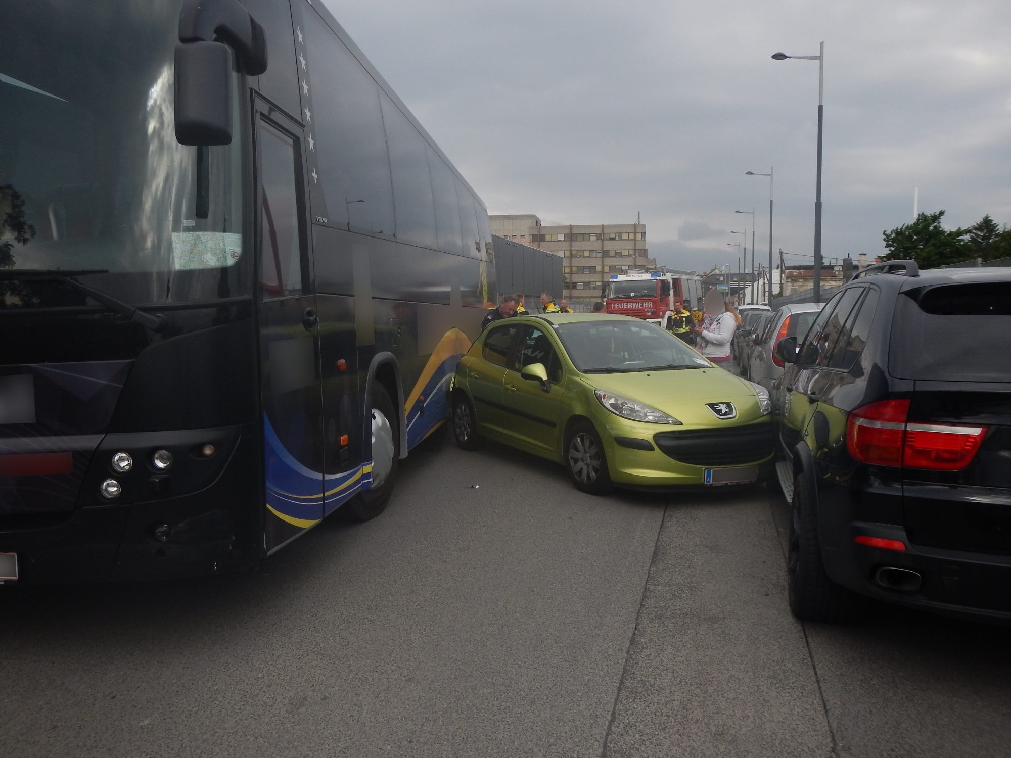Der Bus rammte in der Carlbergergasse in Wien-Liesing zwölf Pkw.