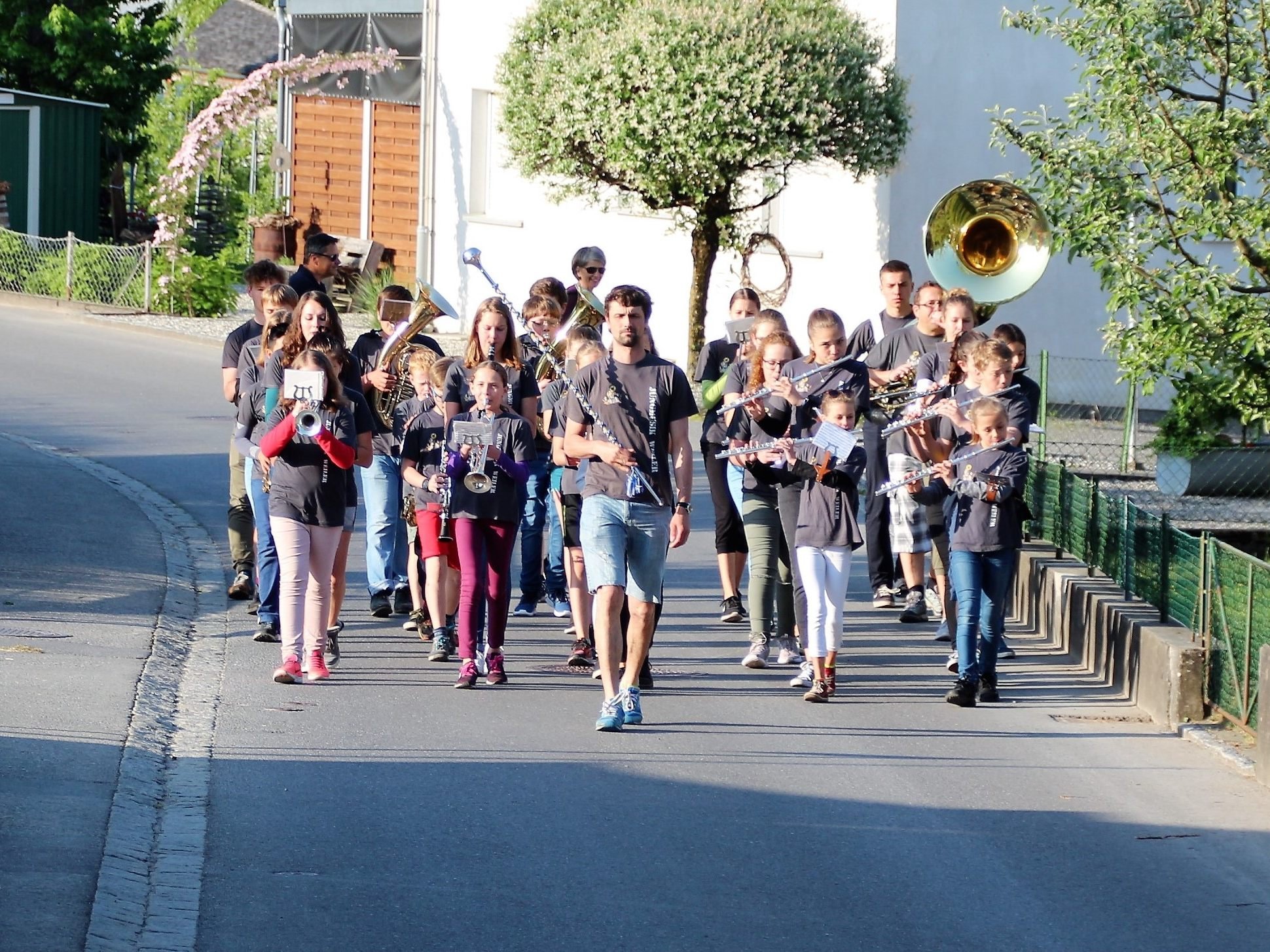 JM Weiler marschiert durchs Dorf