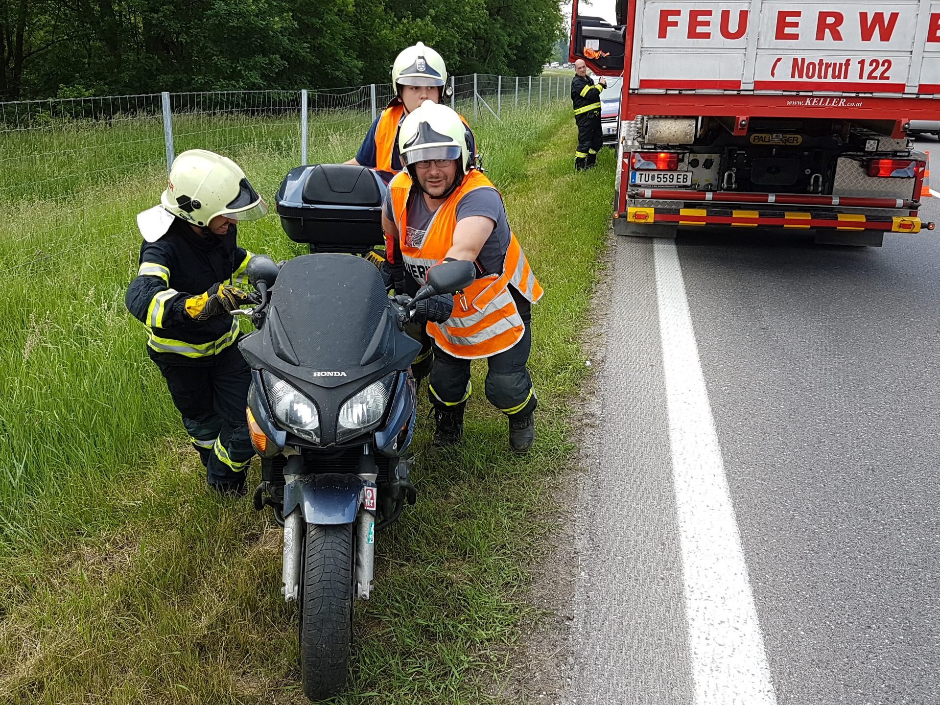 Der Fahrer wurde schwer verletzt. Der Fahrer wurde schwer verletzt.