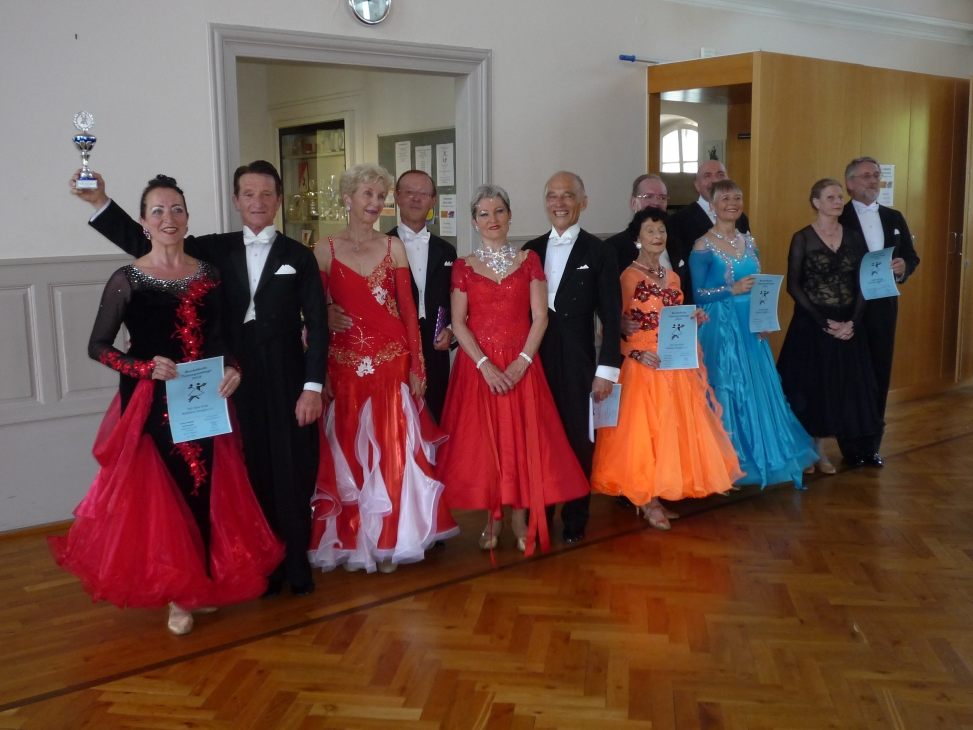 Gerhard und Ingrid mit weiteren Siegern Gerhard und Ingrid mit weiteren Siegern