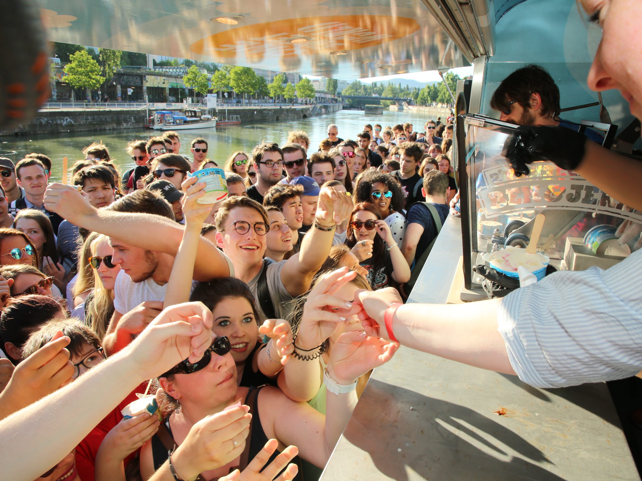 Grad, dass die Schlange nicht ins Wasser fällt. Ben & Jerry's feierten gestern am Wiener Donaukanal. Grad, dass die Schlange nicht ins Wasser fällt. Ben & Jerry's feierten gestern am Wiener Donaukanal.
