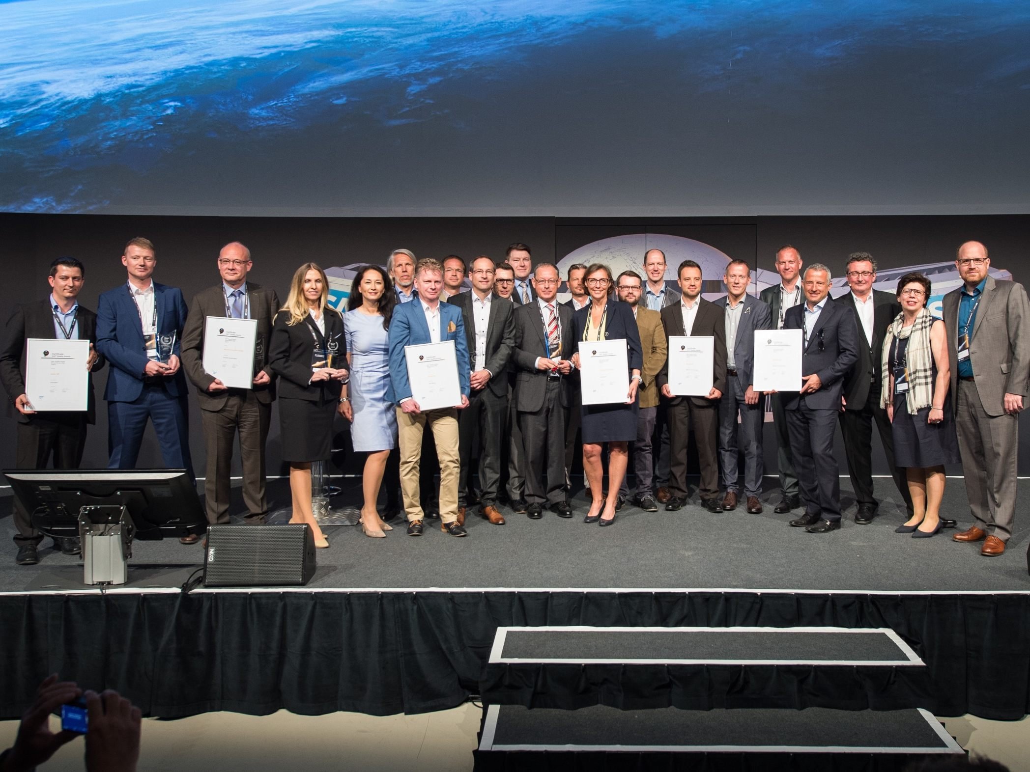 Alle Gewinner der SAP Quality Awards 2018 mit SAP Österreich-Geschäftsführer Rudi Richter (6. v. r.) und SAP Österreich-COO Jun Iijima (5 v. l.) Alle Gewinner der SAP Quality Awards 2018 mit SAP Österreich-Geschäftsführer Rudi Richter (6. v. r.) und SAP Österreich-COO Jun Iijima (5 v. l.)