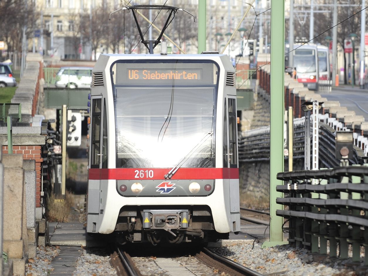 Der Betrieb der U-Bahnlinie U6 war durch den Einsatz unterbrochen. Der Betrieb der U-Bahnlinie U6 war durch den Einsatz unterbrochen.
