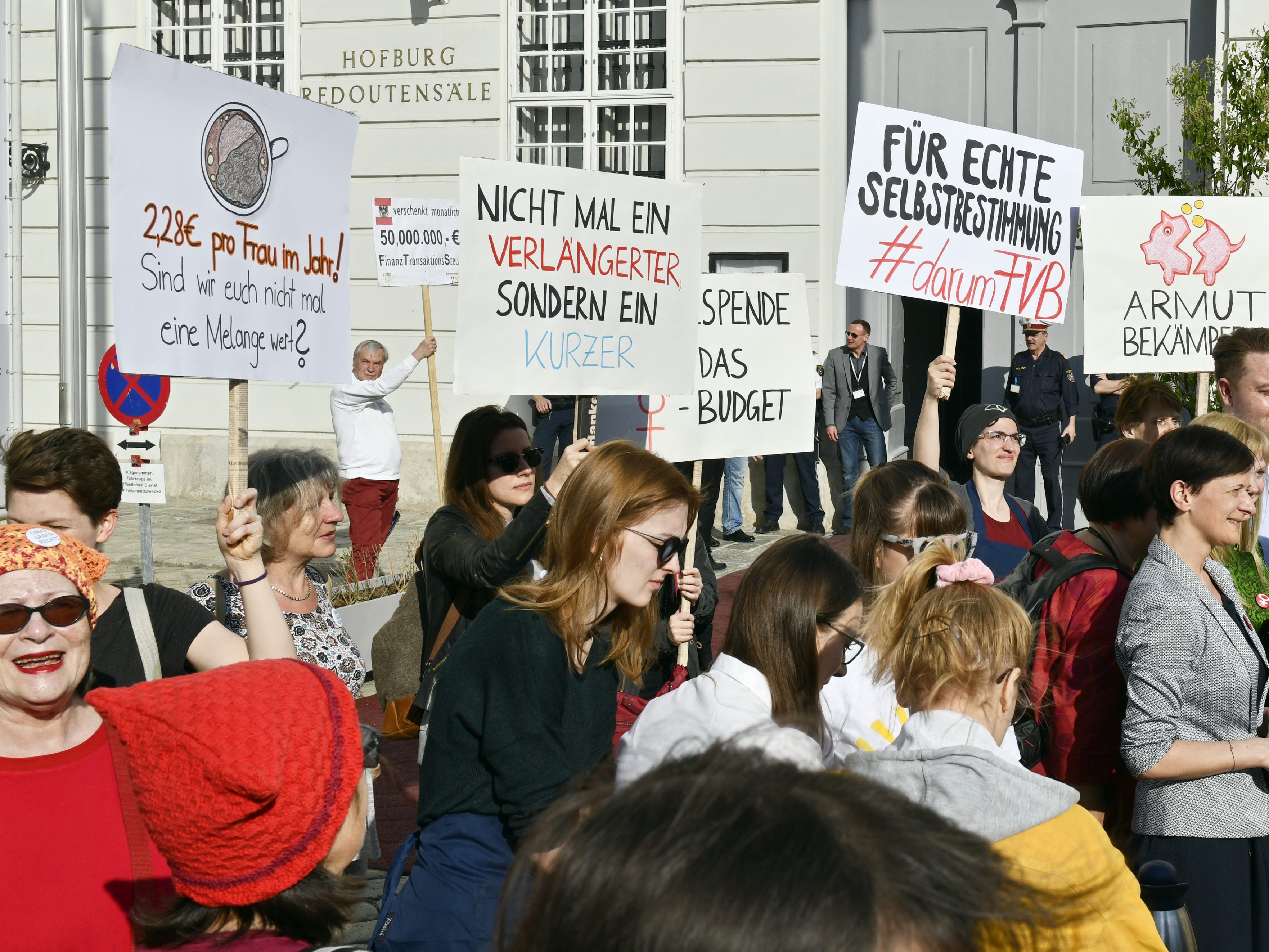 Das Frauenvolksbegeheren startet eine Spenden-Aktion, um die weitere Arbeit bis zur Eintragungswoche zu finanzieren.