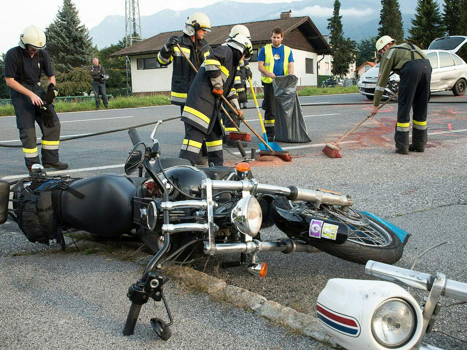 Der Motorradfahrer habe das Auto beim Abbiegen zu spät bemerkt. / Symbolbild