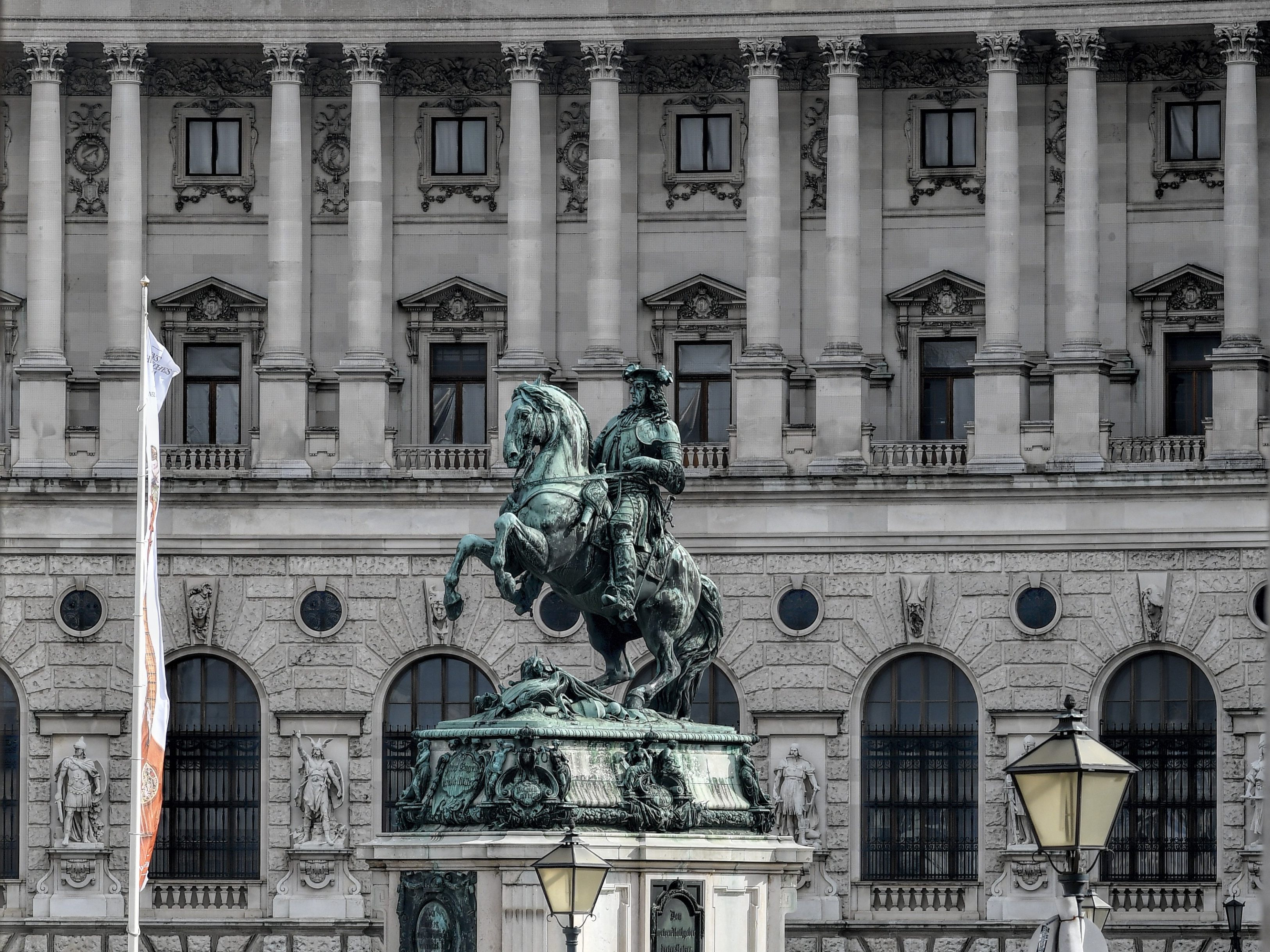 Es werden Anti-Terror-Maßnahmen rund um das Parlaments-Ausweichquartier am Wiener Heldenplatz diskutiert.