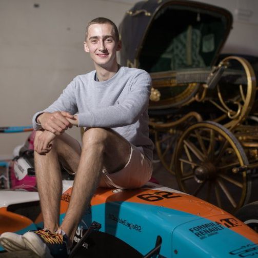 Ferdinand Habsburg auf seinem Formel Renault 1.6 Auto aus dem Jahr 2014 im Depot der Wagenburg im Schloss Schönbrunn in Wien.