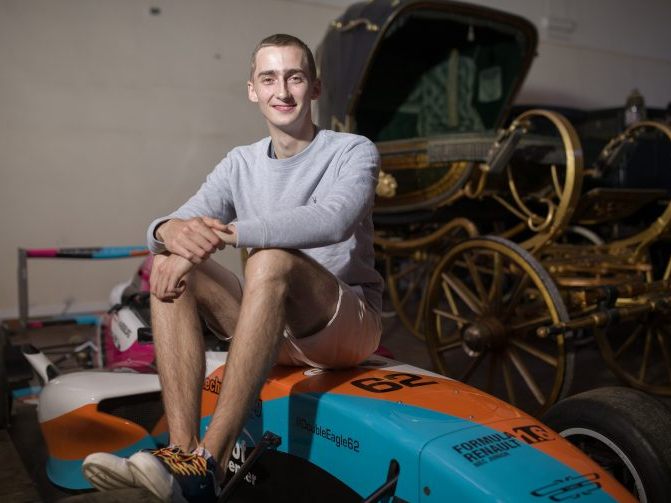 Ferdinand Habsburg auf seinem Formel Renault 1.6 Auto aus dem Jahr 2014 im Depot der Wagenburg im Schloss Schönbrunn in Wien.