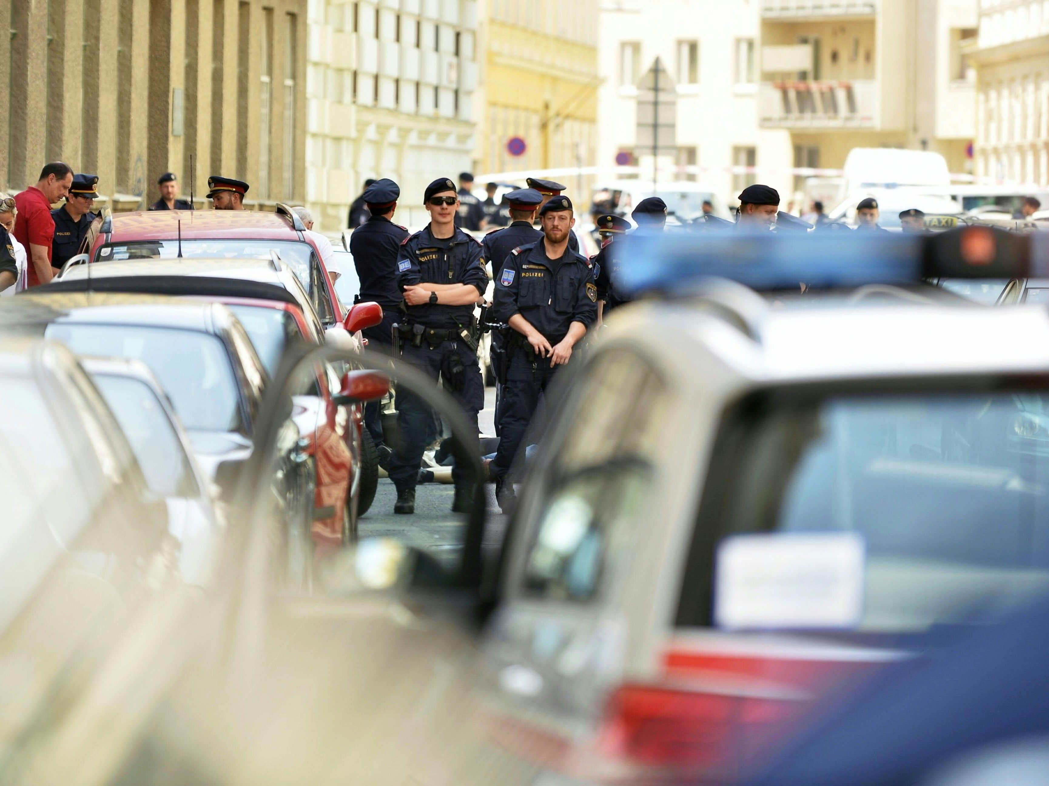 Nach zahlreichen Zeugenberichten wird in Wien-Wieden von Mord und Suizid ausgegangen. Nach zahlreichen Zeugenberichten wird in Wien-Wieden von Mord und Suizid ausgegangen.