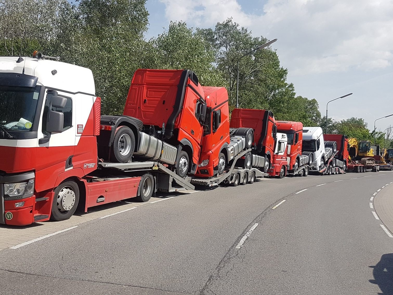 Die Polizei zog einige Schwertransporte ohne Genehmigung aus dem Verkehr. Die Polizei zog einige Schwertransporte ohne Genehmigung aus dem Verkehr.