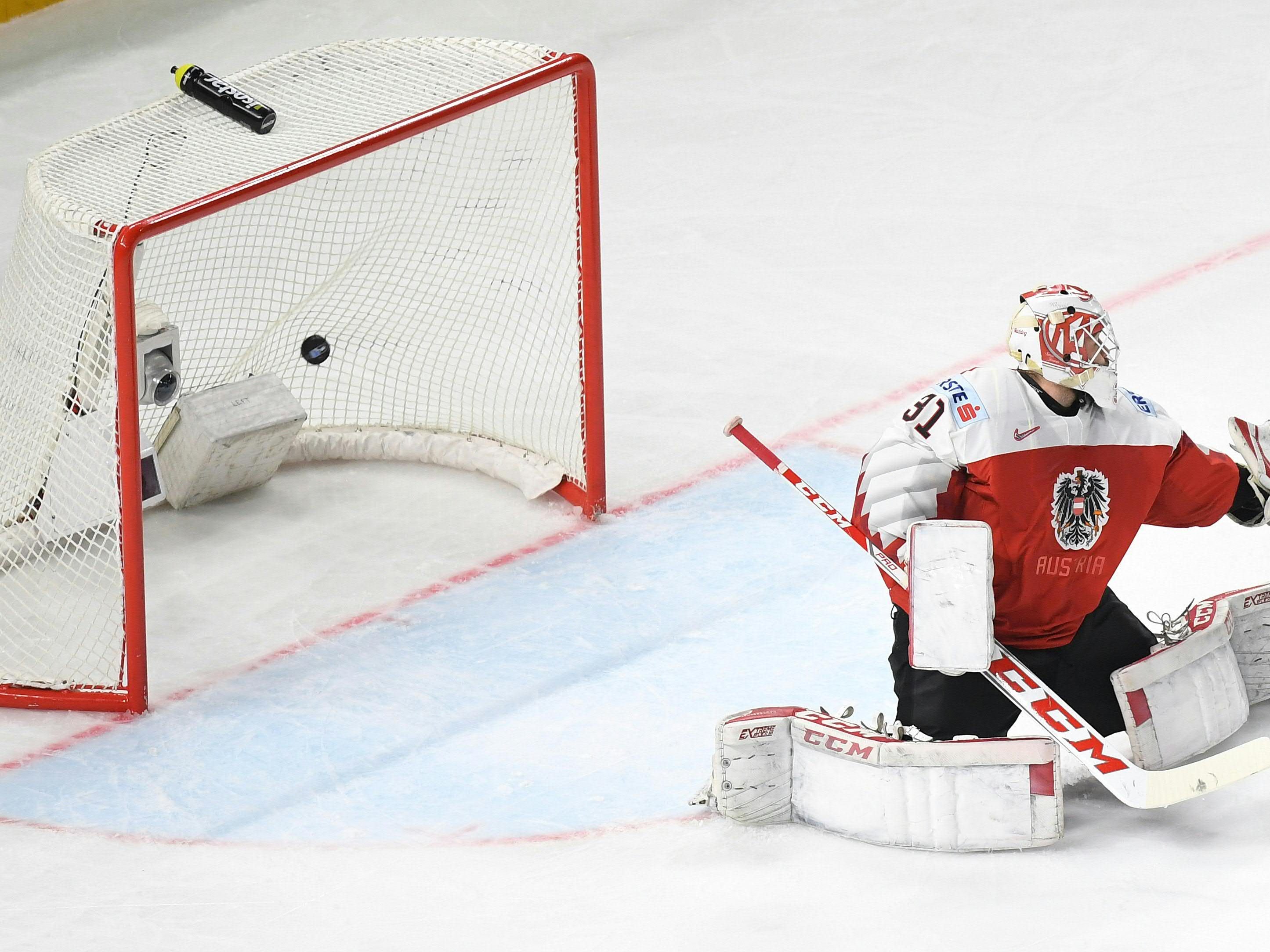 Auch David Madlener im Tor konnte die deutliche Niederlage nicht verhindern. Auch David Madlener im Tor konnte die deutliche Niederlage nicht verhindern.