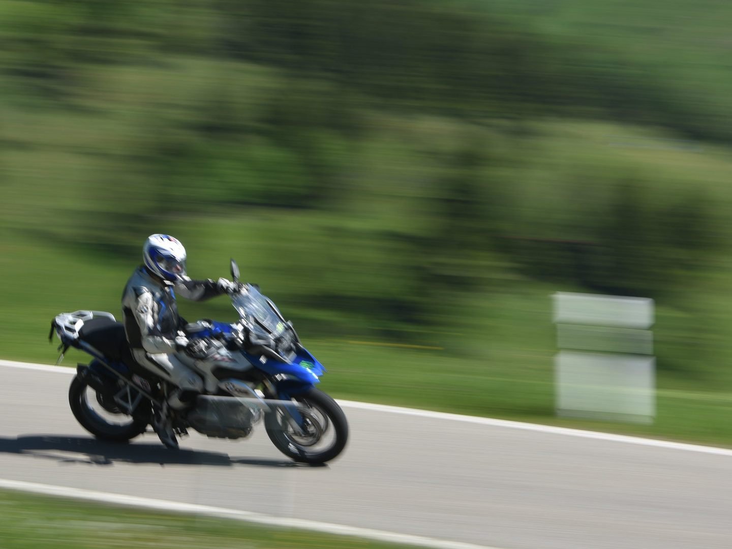 Ein Motorradfahrer auf einer Landstraße. Ein Motorradfahrer auf einer Landstraße.