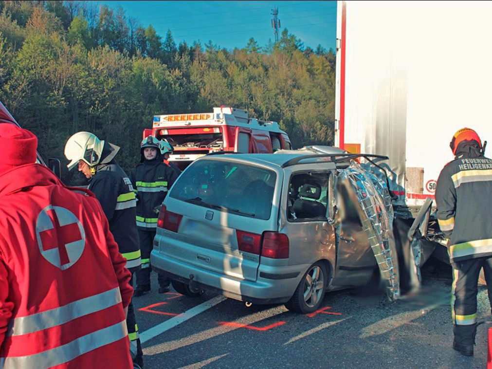 Das Auto wurde auf die Gegenfahrbahn geschleudert. / Symbolbild Das Auto wurde auf die Gegenfahrbahn geschleudert. / Symbolbild